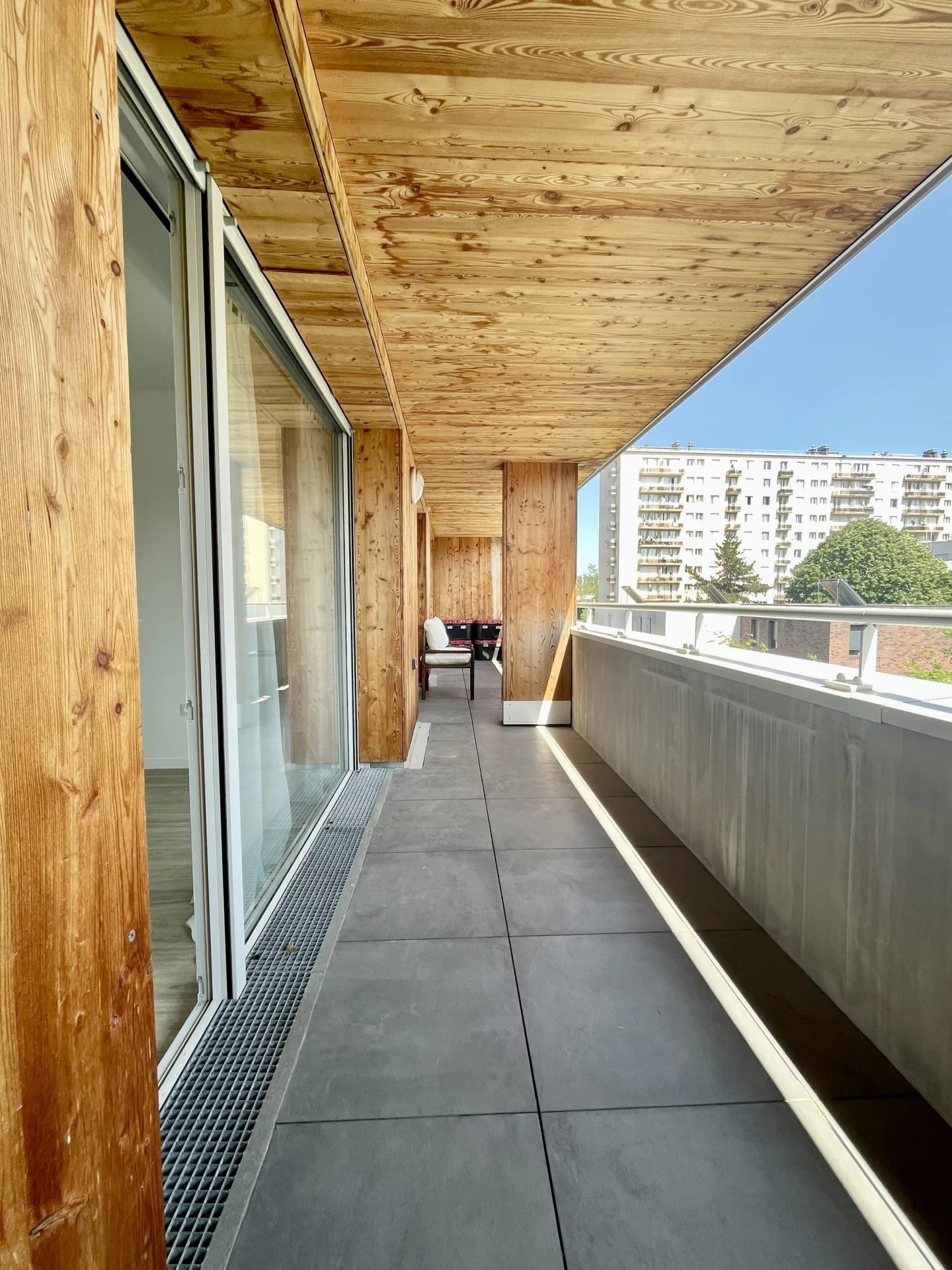 APPARTEMENT RÉCENT DE 3 PIÈCES AVEC TERRASSE ET PARKING - Image 1