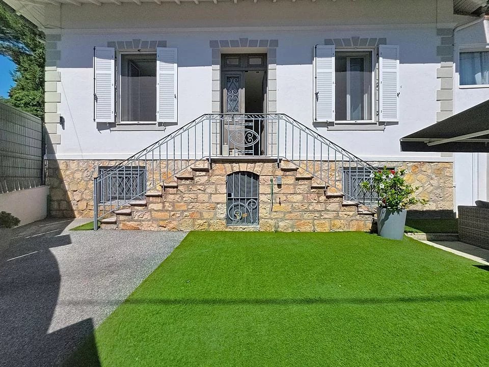 SPACIEUSE MAISON DE VILLE RÉNOVÉE AVEC GOÛT