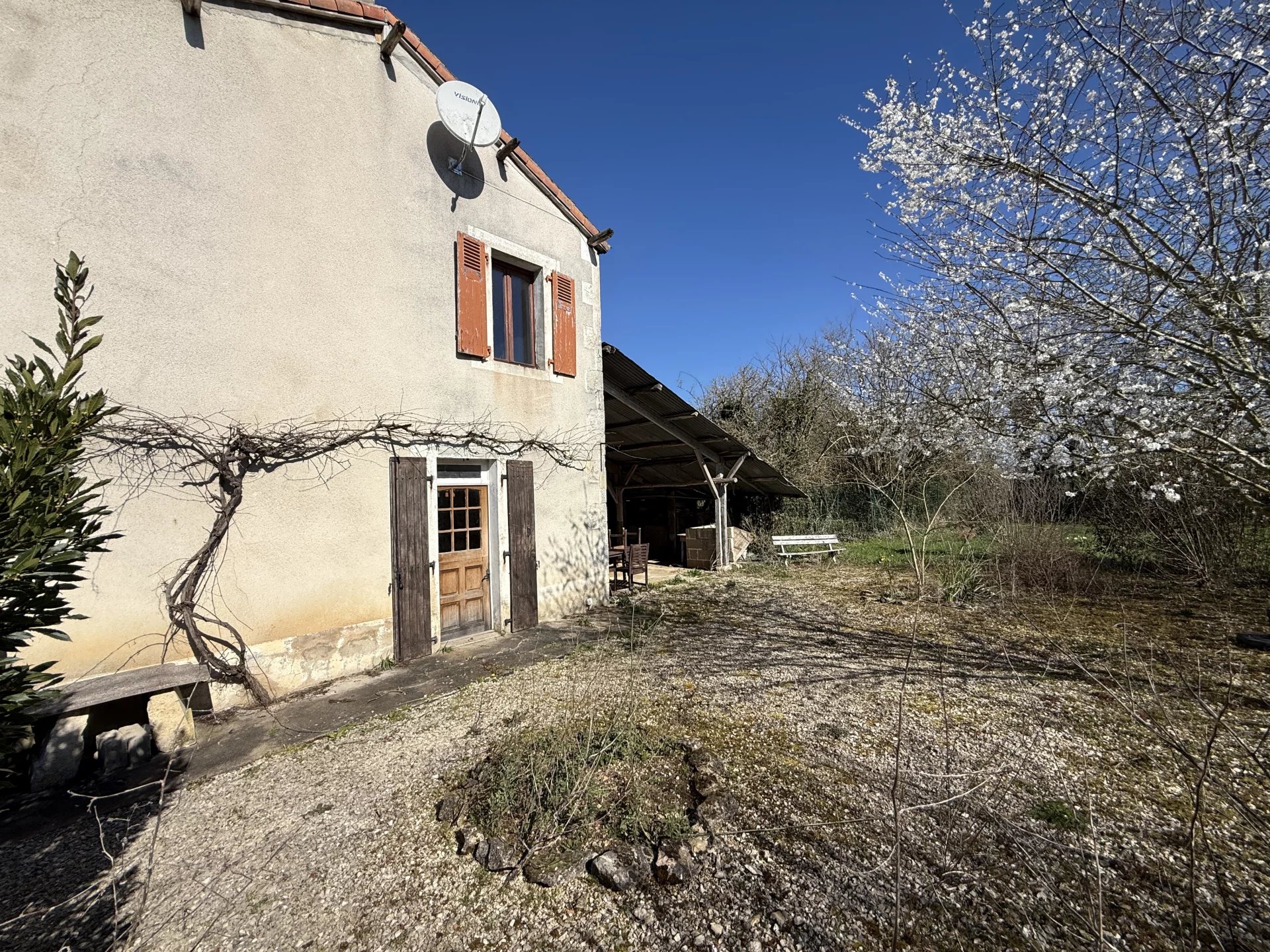 Two bedroom property close to Savigné