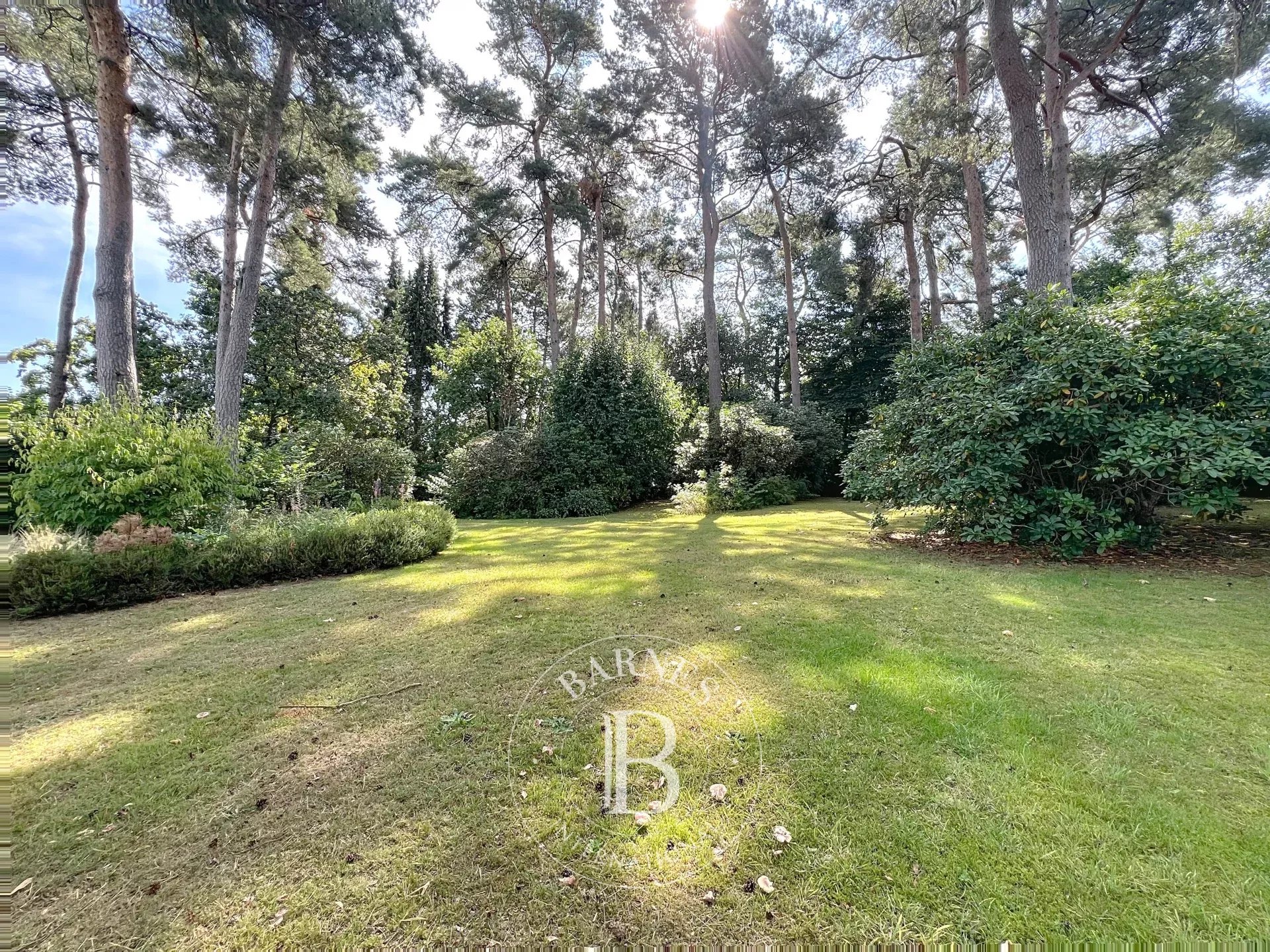 Uccle - Sublime villa Corbiau sur un beau terrain arboré
