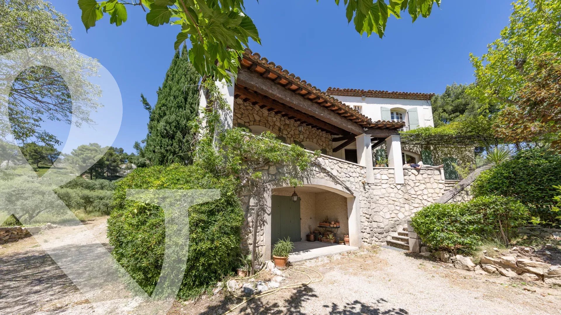 MAISON EN POSITION DOMINANTE