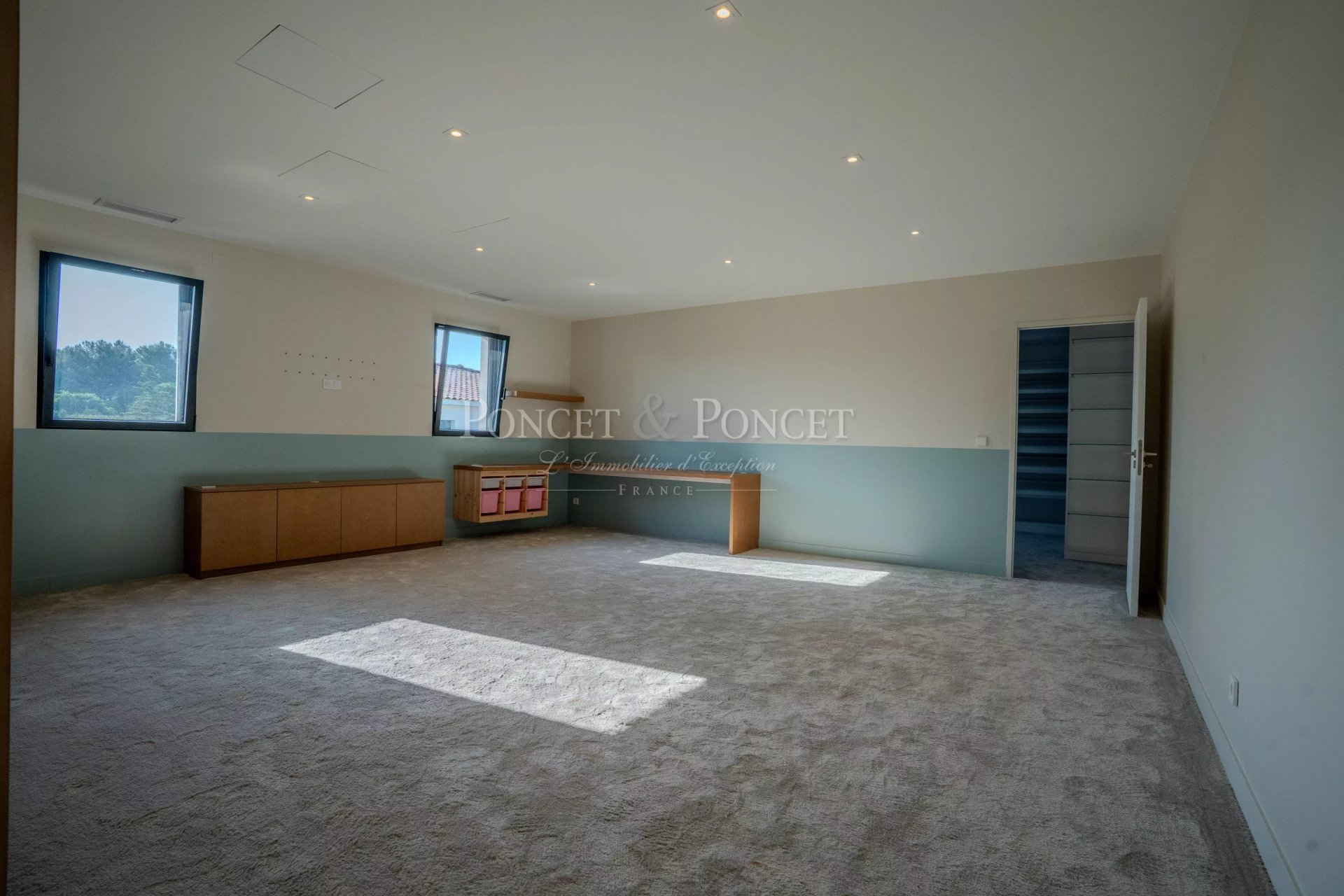 6 Bedroom Villa/Townhouse's Image 14