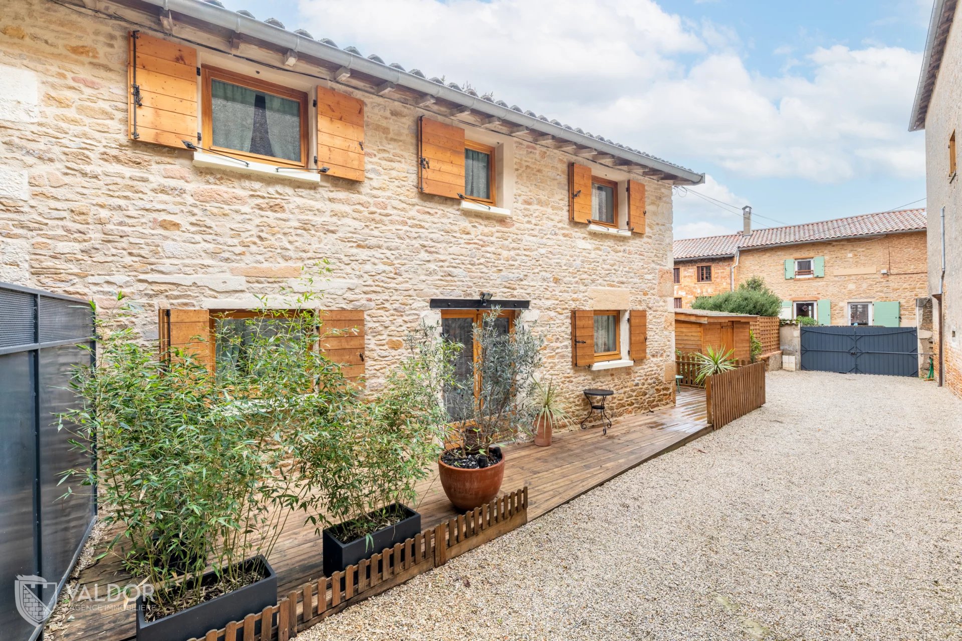 Maison de village en pierres dorées