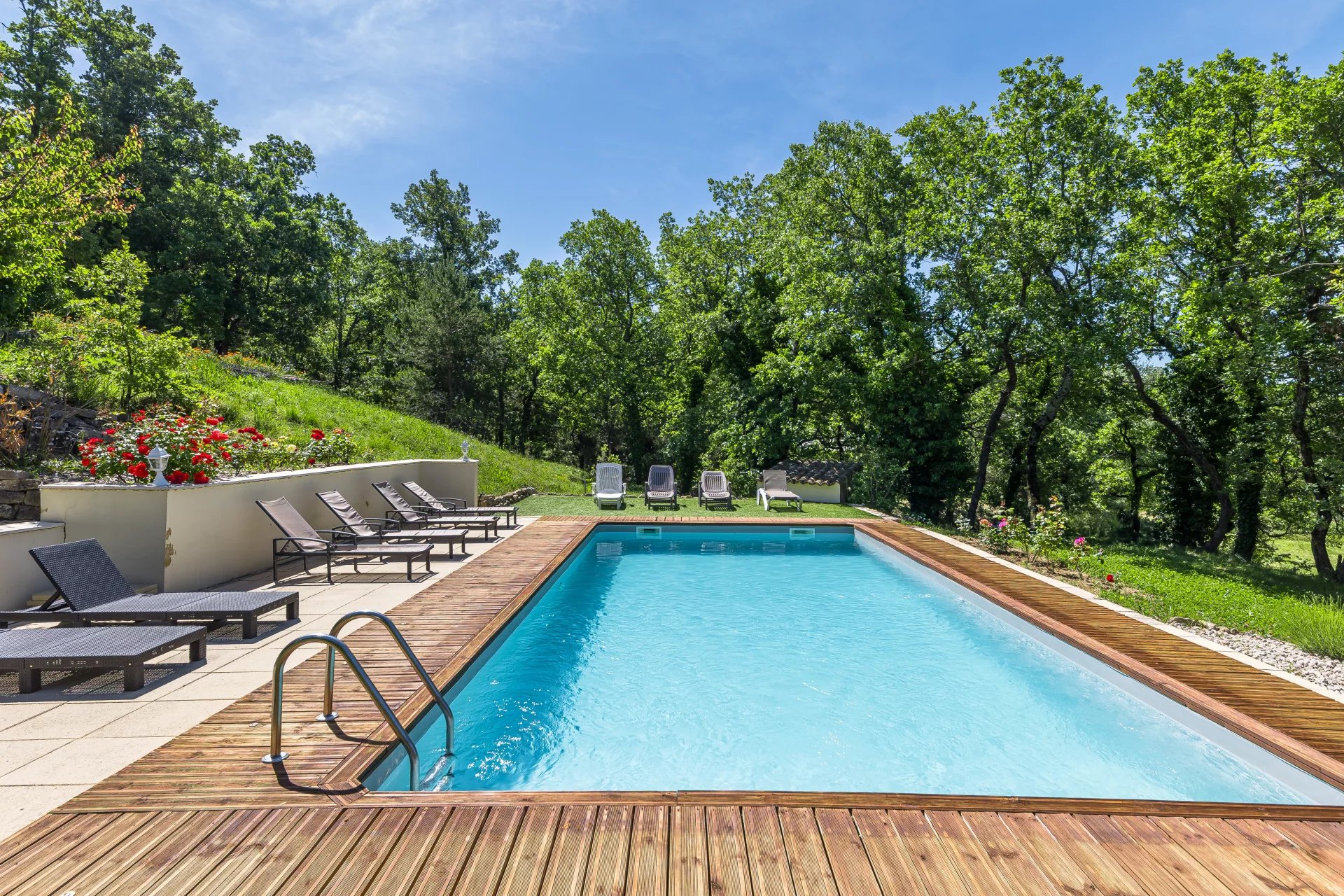 Close to Gordes – Elegant charming property with views, guest cottages, pool, and landscaped grounds