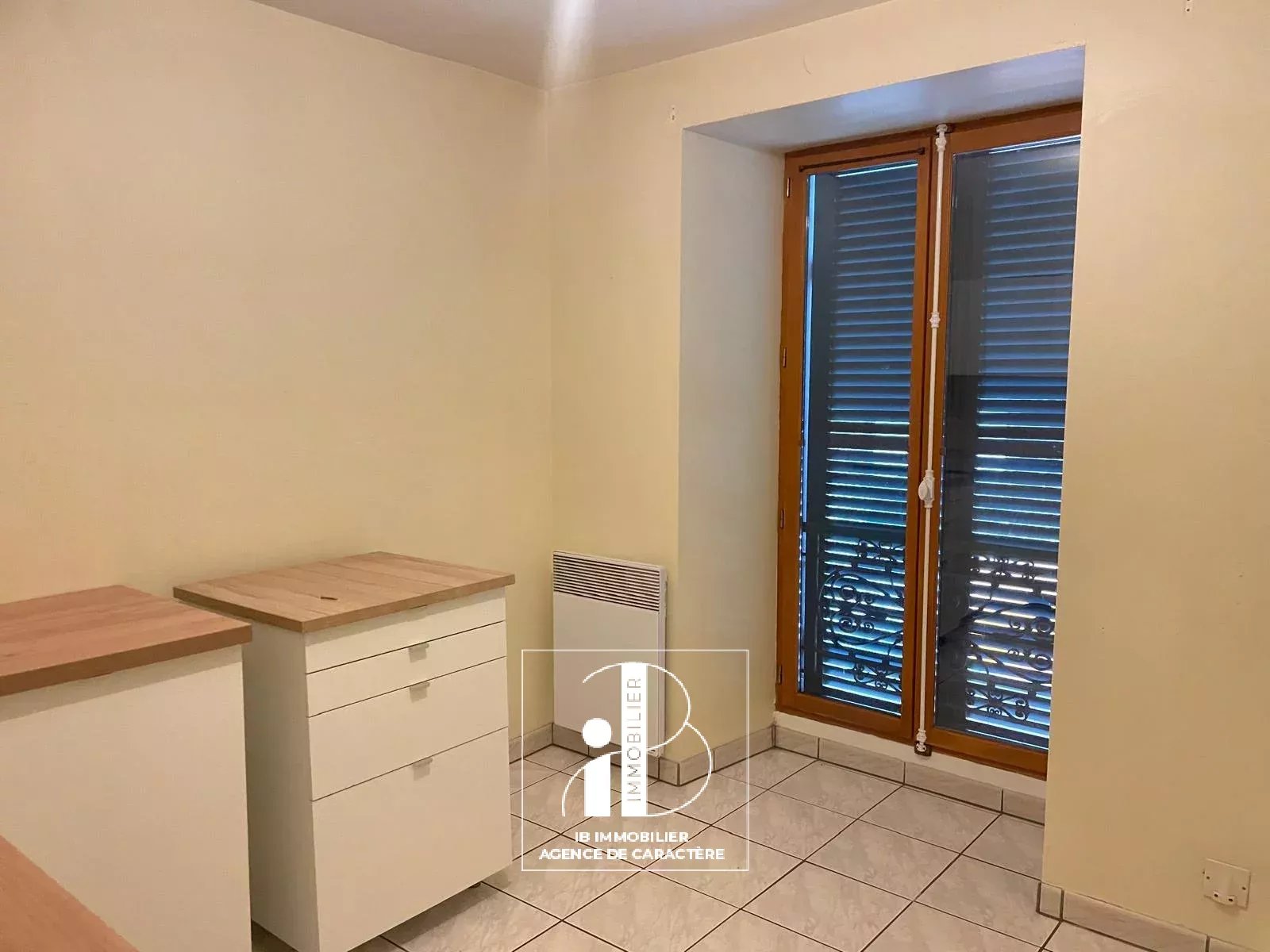MORET-SUR-LOING - NEAR TOWN CENTER - 3-ROOM DUPLEX OF 80 m² WITH PARKING SPACES