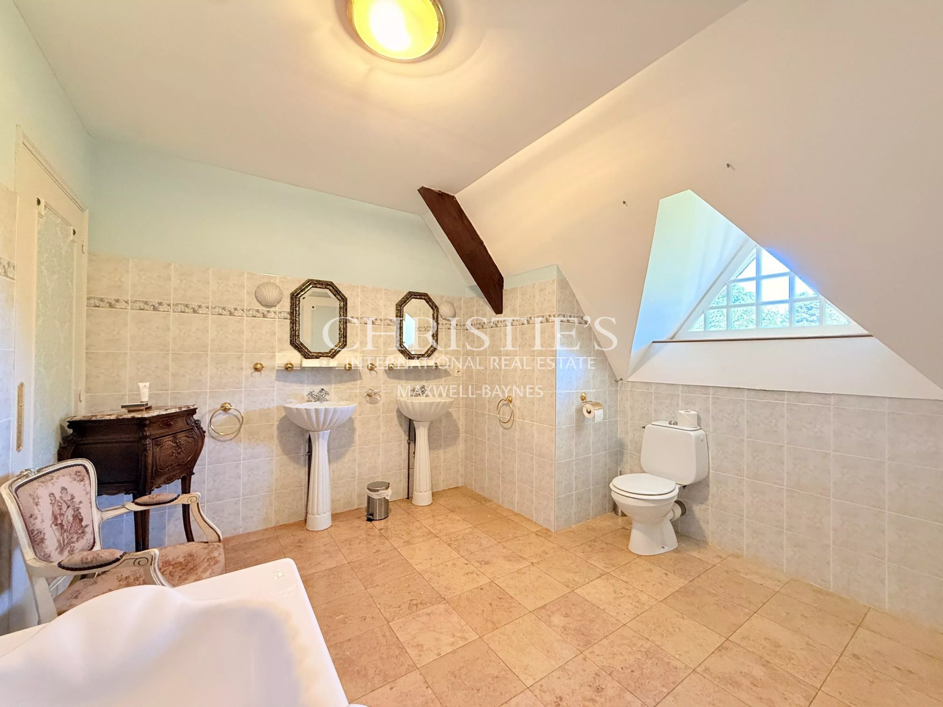 11 Bedroom Villa/Townhouse's Image 37