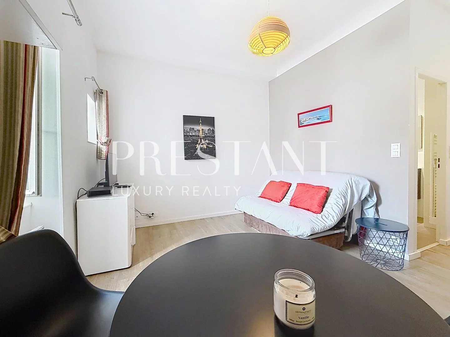 Biarritz centre - Au dernier étage d'une résidence remarquable à vendre studio confortable et actuel