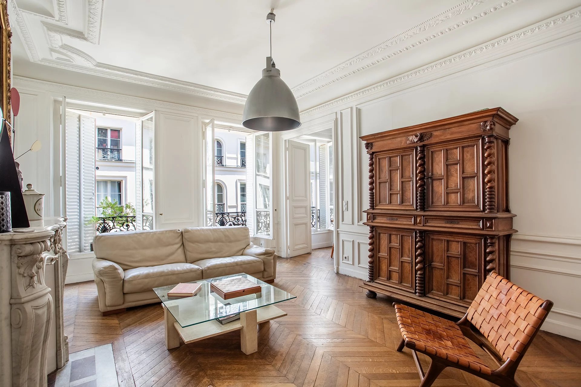 For sale Paris 3  Upper-floor apartment 3 bedrooms 131 sq.m (1,410 sq ft)