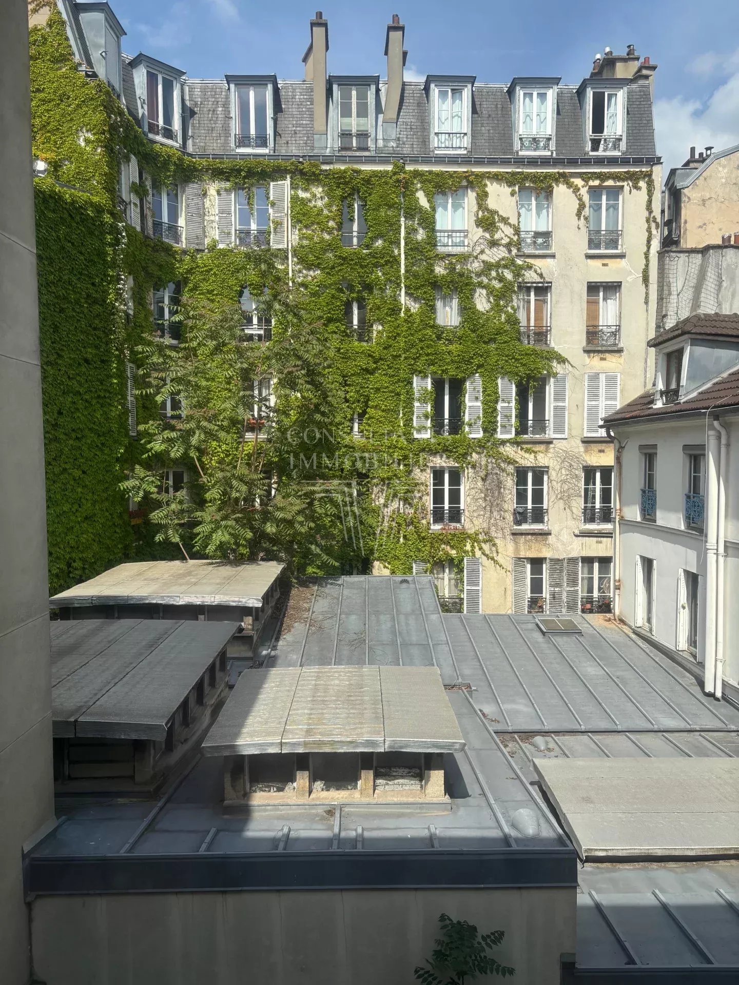 PLACE DE CLICHY/BATIGNOLLES. DEUX-PIÈCES AU CALME ABSOLU