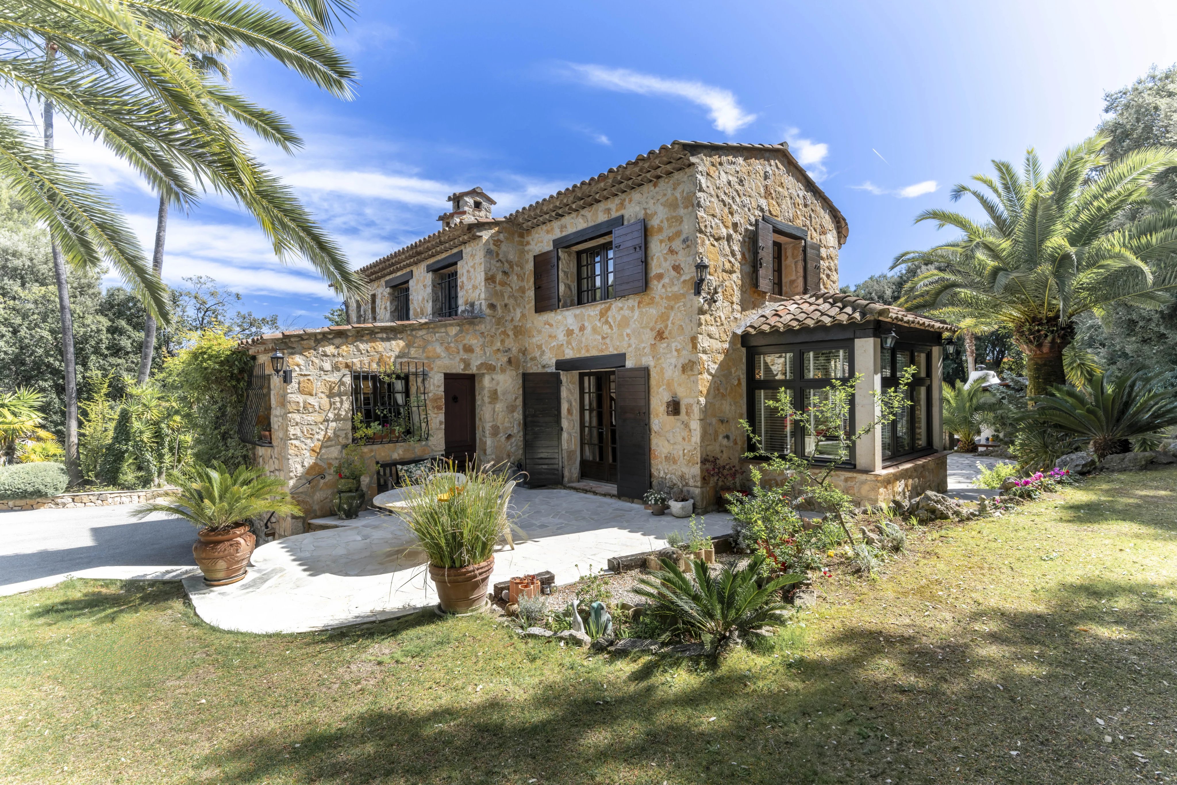 Maison en pierre avec maison d'amis, au calme absolu près de Valbonne