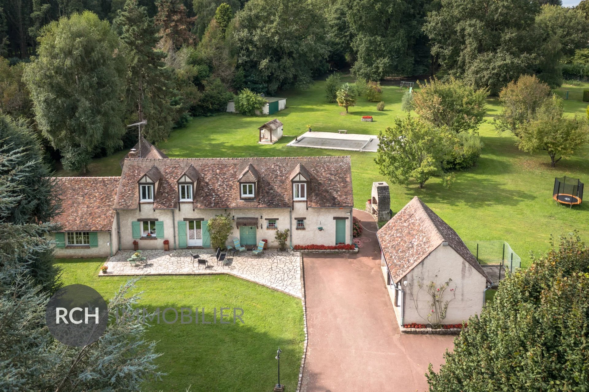 Exclusivité - A quelques minutes de Montfort-l'Amaury - Grande propriété avec piscine et tennis dans un cade p