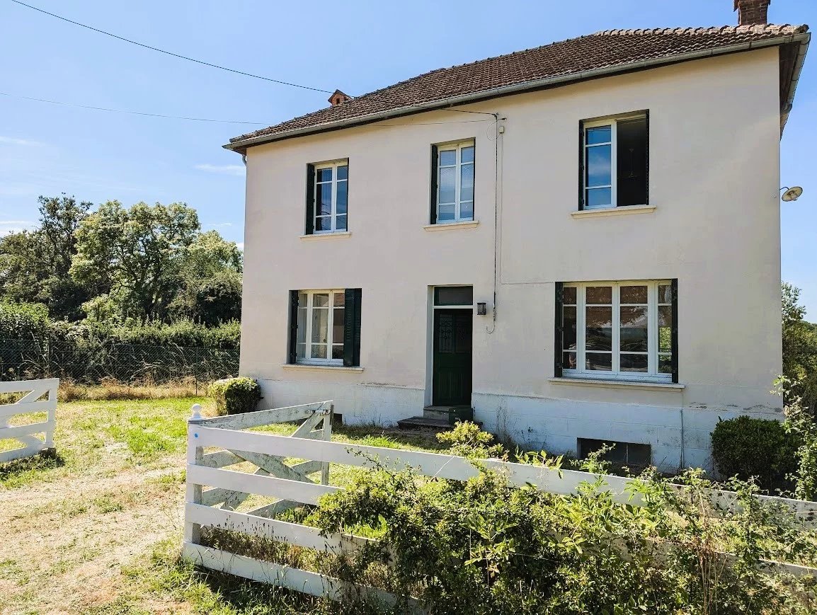 A vendre dans la Creuse, en limite du Puy de Dôme, maison de maître avec jardin.