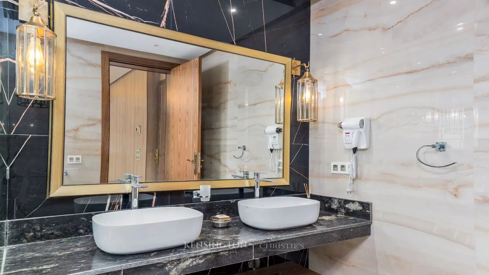 10 Bedroom Villa/Townhouse's Image 6