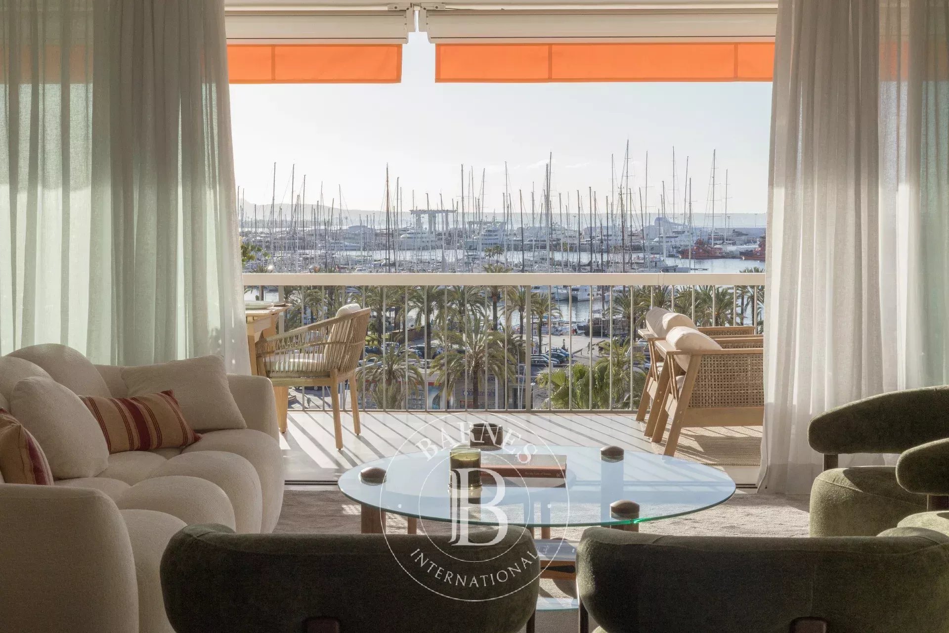 Frontline Apartment on Paseo Marítimo with Panoramic Sea and Cathedral Views