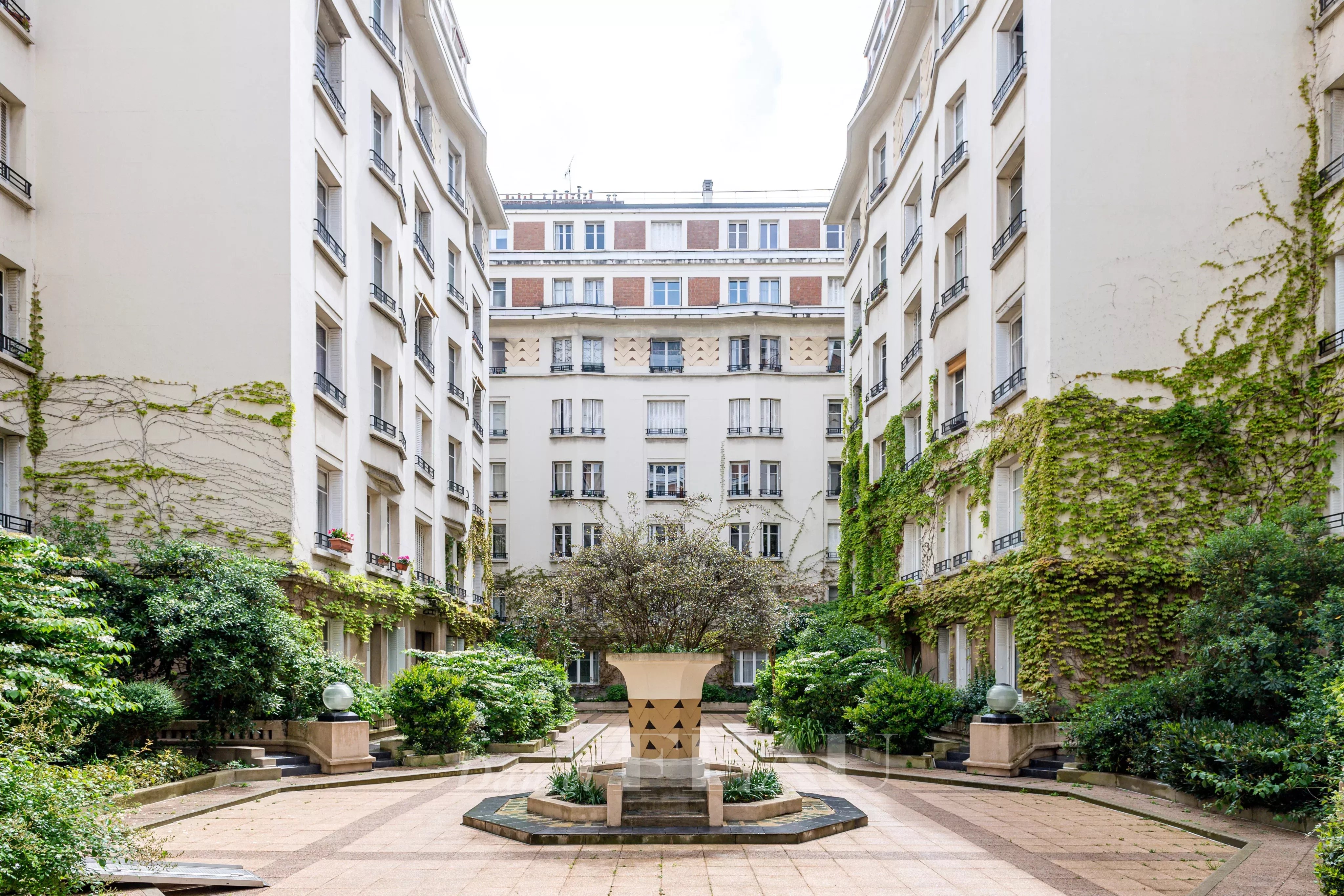 Très jolie cour de la copropriété sécurisée et gardiennée et vue de l'appartement