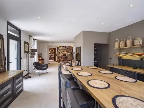 HERENHUIS MET ZWEMBAD EN BIJGEBOUW, THUIR