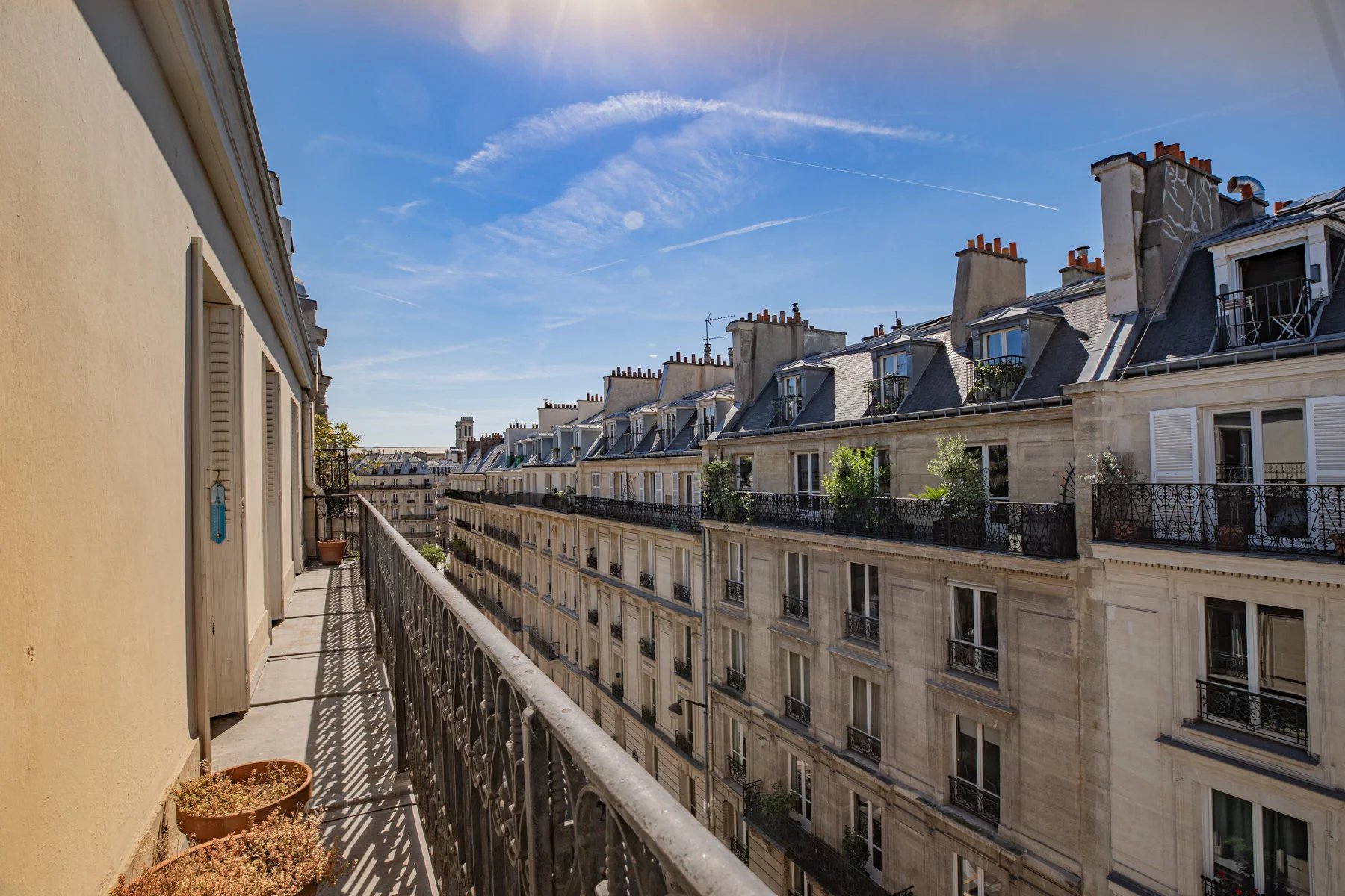 Beau Classique en étage élevé avec balcon plein Sud