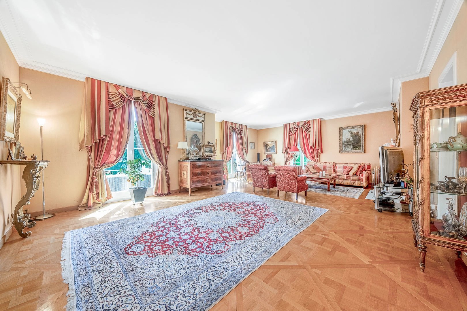 Elegant property with swimming pool in a residential area of Lausanne