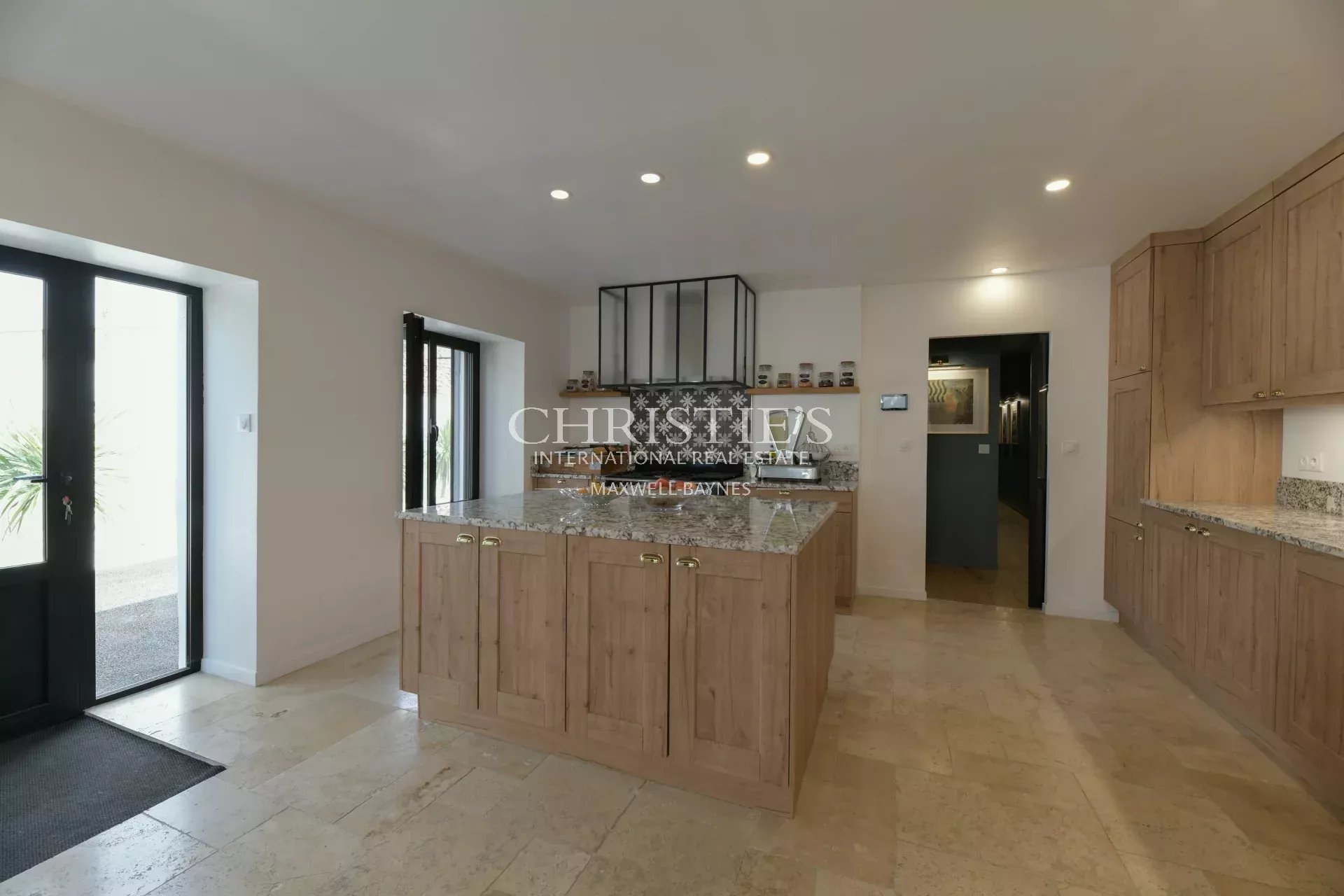 5 Bedroom Villa/Townhouse's Image 7