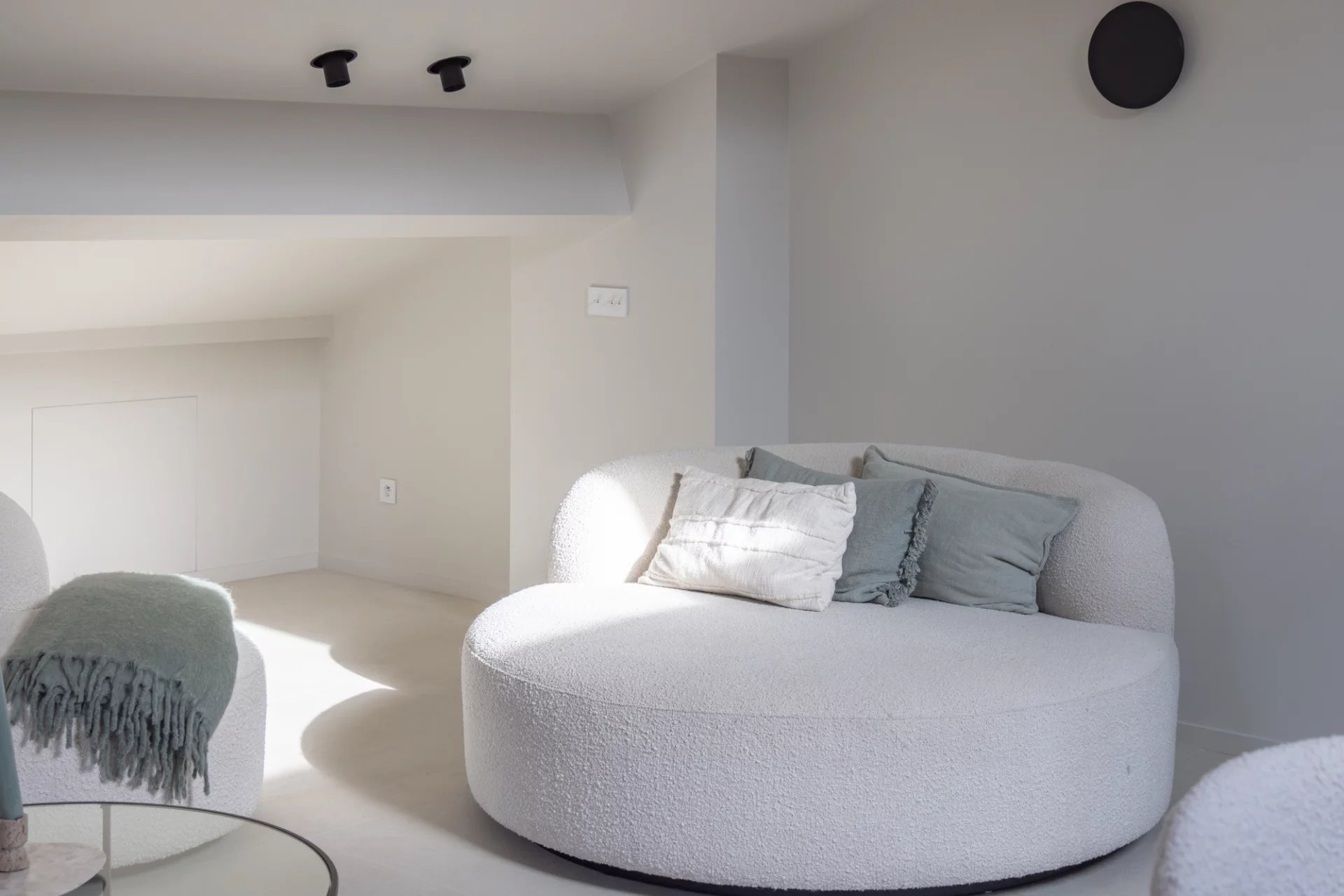 3-bedroom top floor duplex with rooftop terrace and sea views