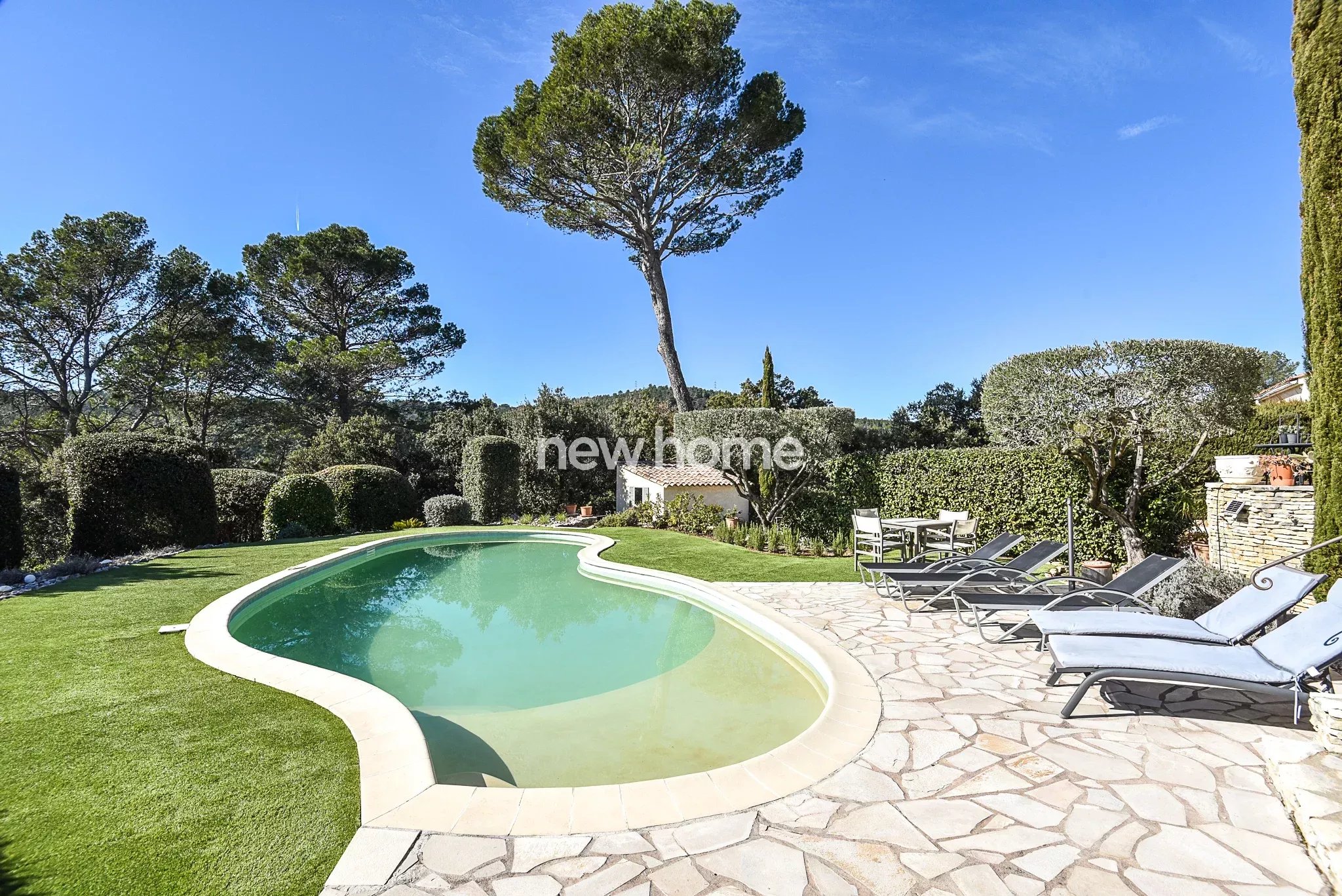 Vue panoramique exceptionnelle et à pied du village