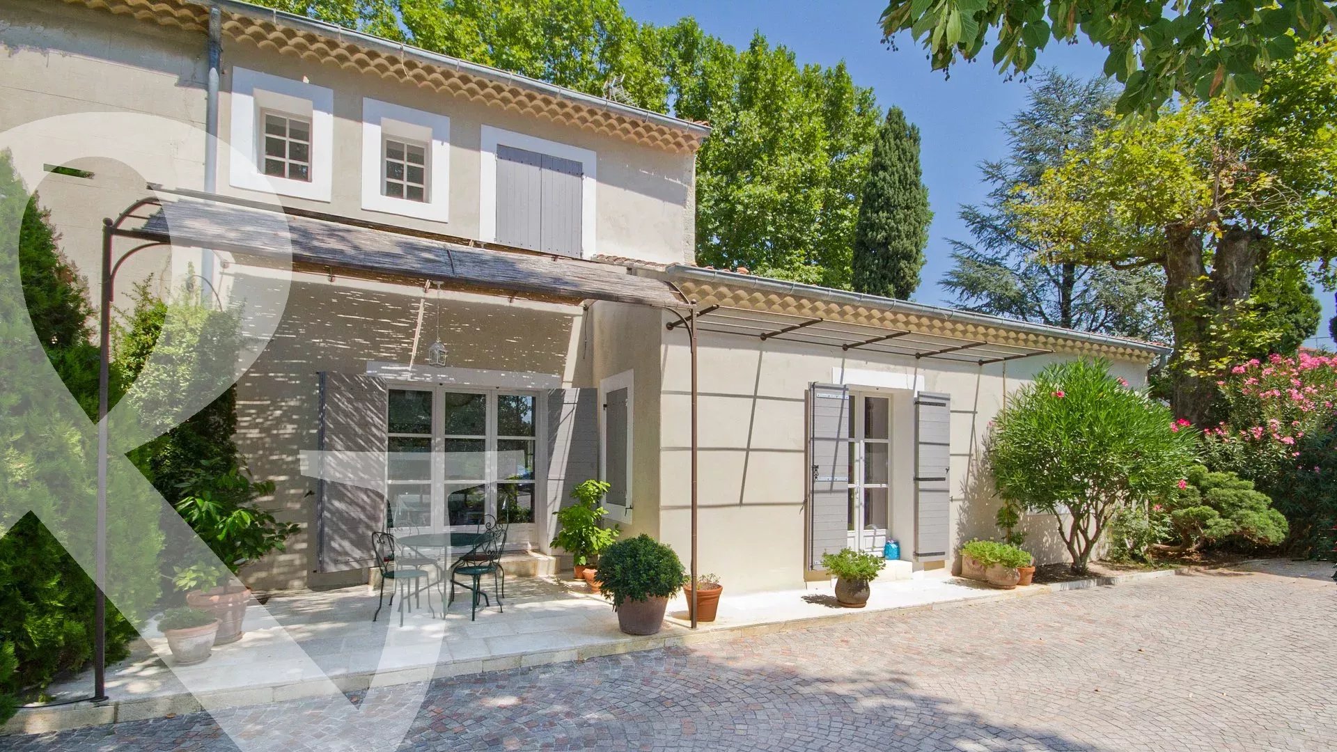 UN BIEN UNIQUE ET INCROYABLE