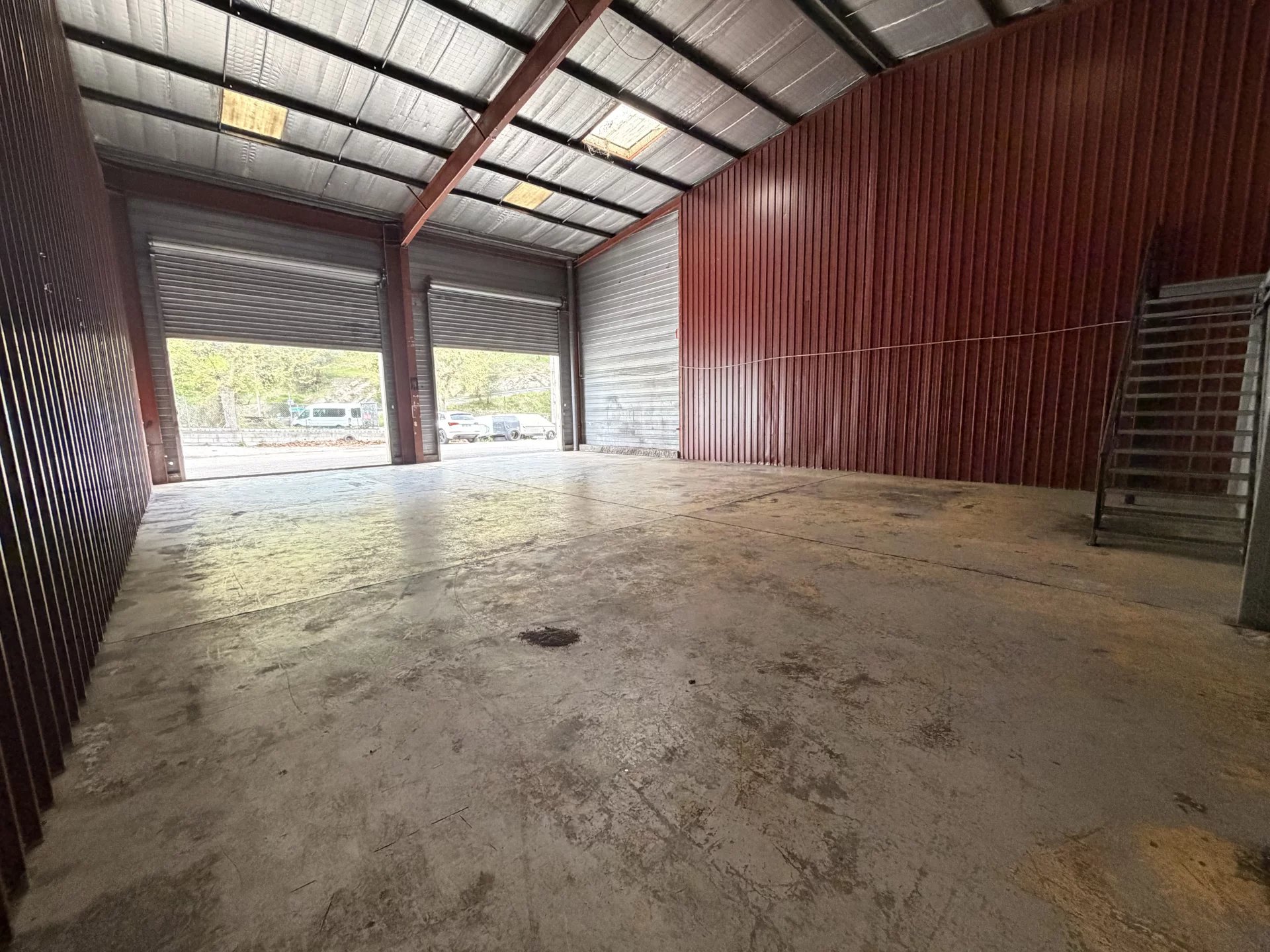 Entrepôt de 266m² + Mezzanine + 4 parkings