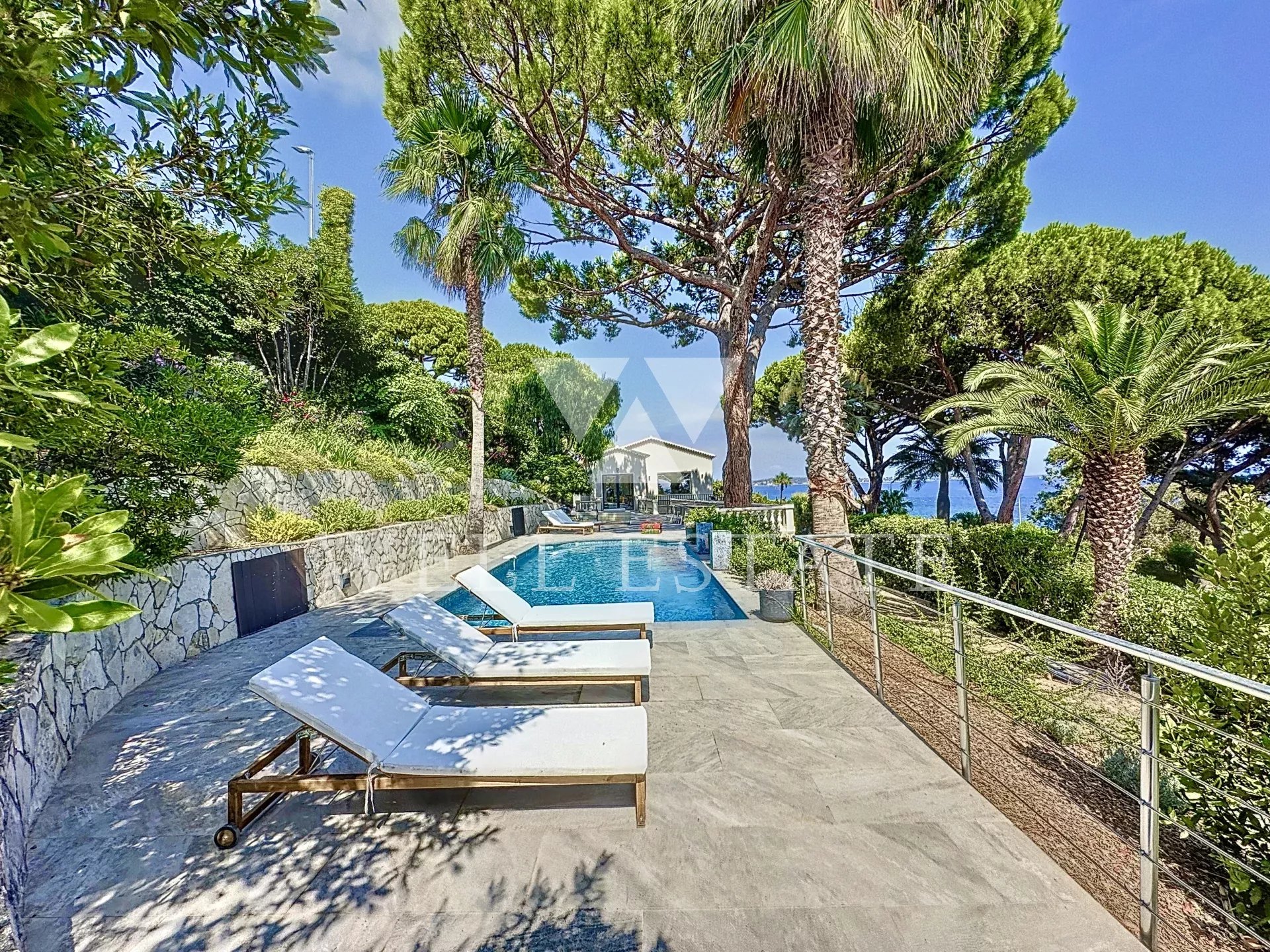 VILLA IN CANNES - 300M² - GATED ESTATE - 6 BEDROOMS - A TRUE GEM