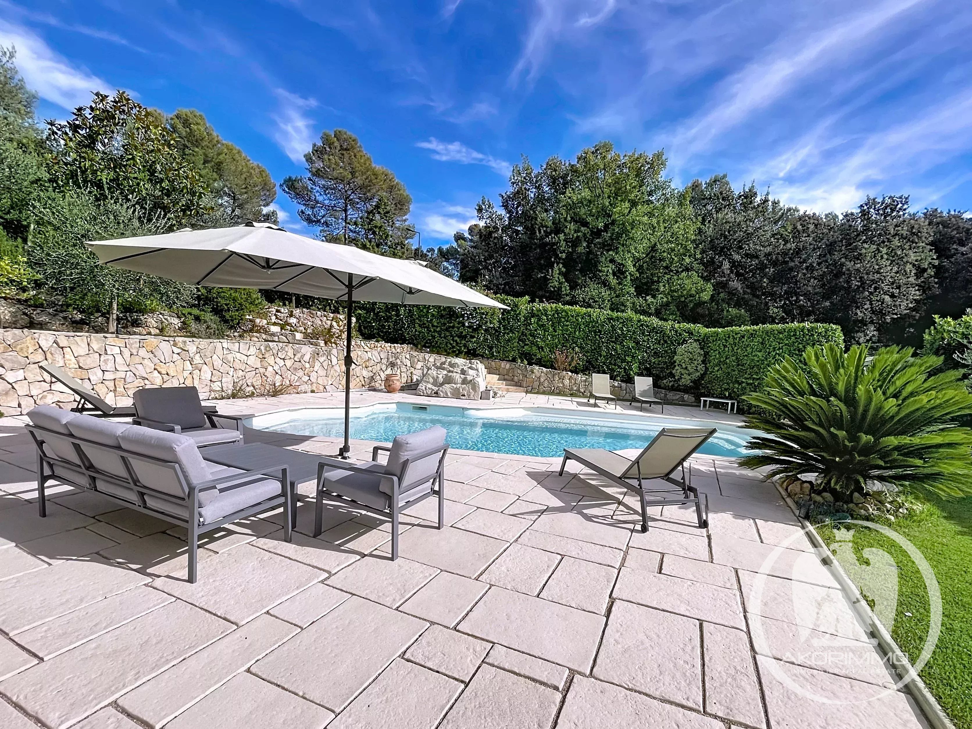 Maison  - 6 pièces  - 160.0 m2 -