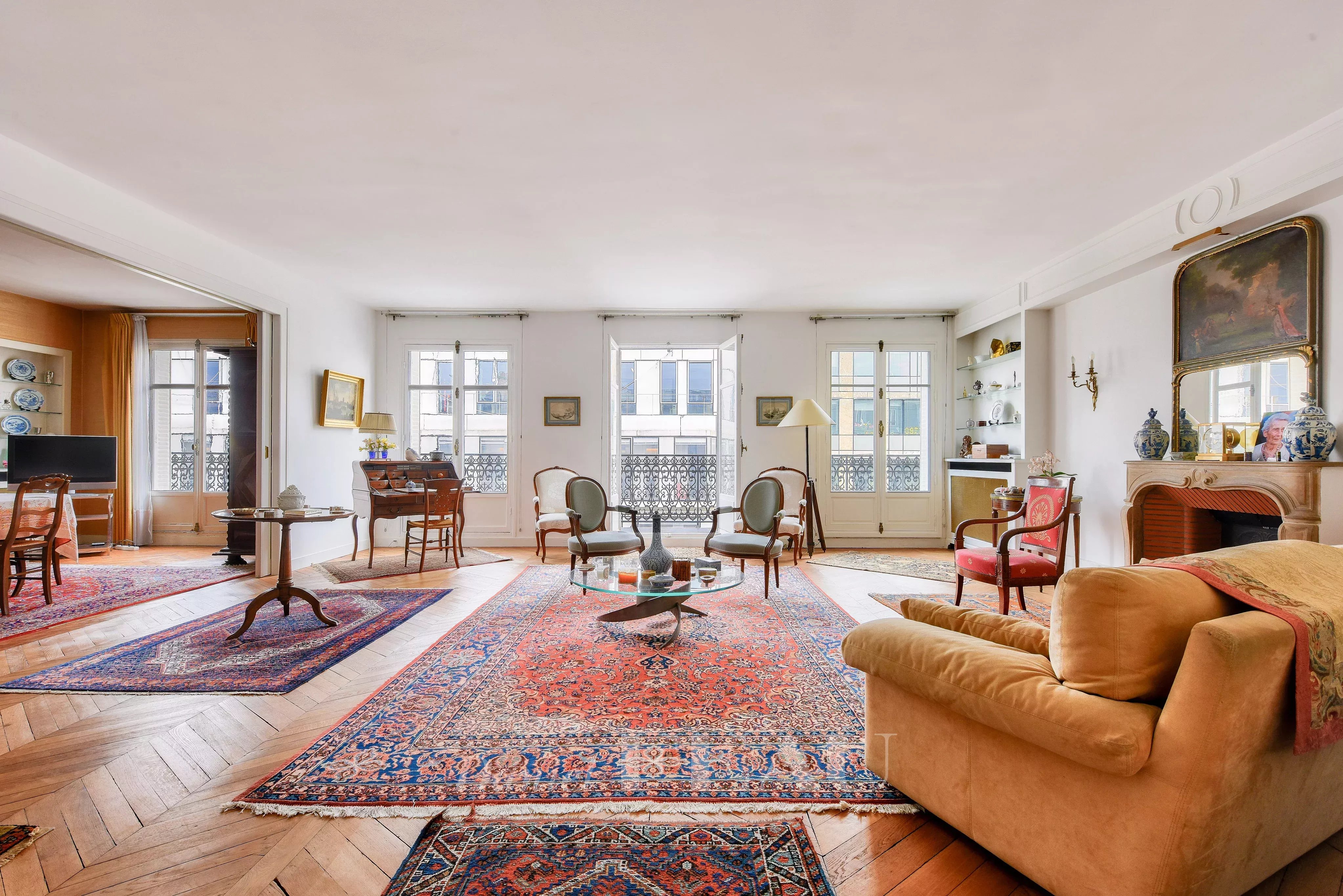 Double réception avec balcon filant