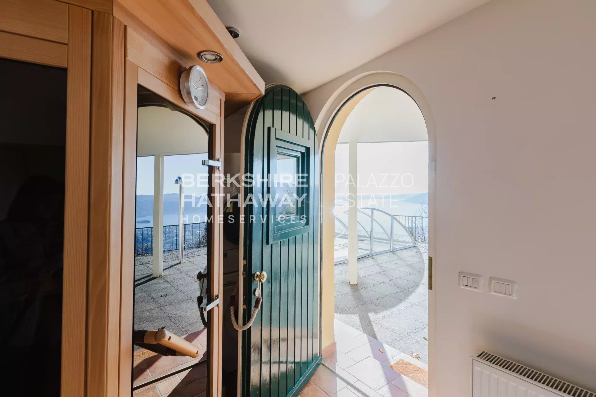 Villa moderna di lusso con vista panoramica sul Lago Maggiore e sulle Alpi