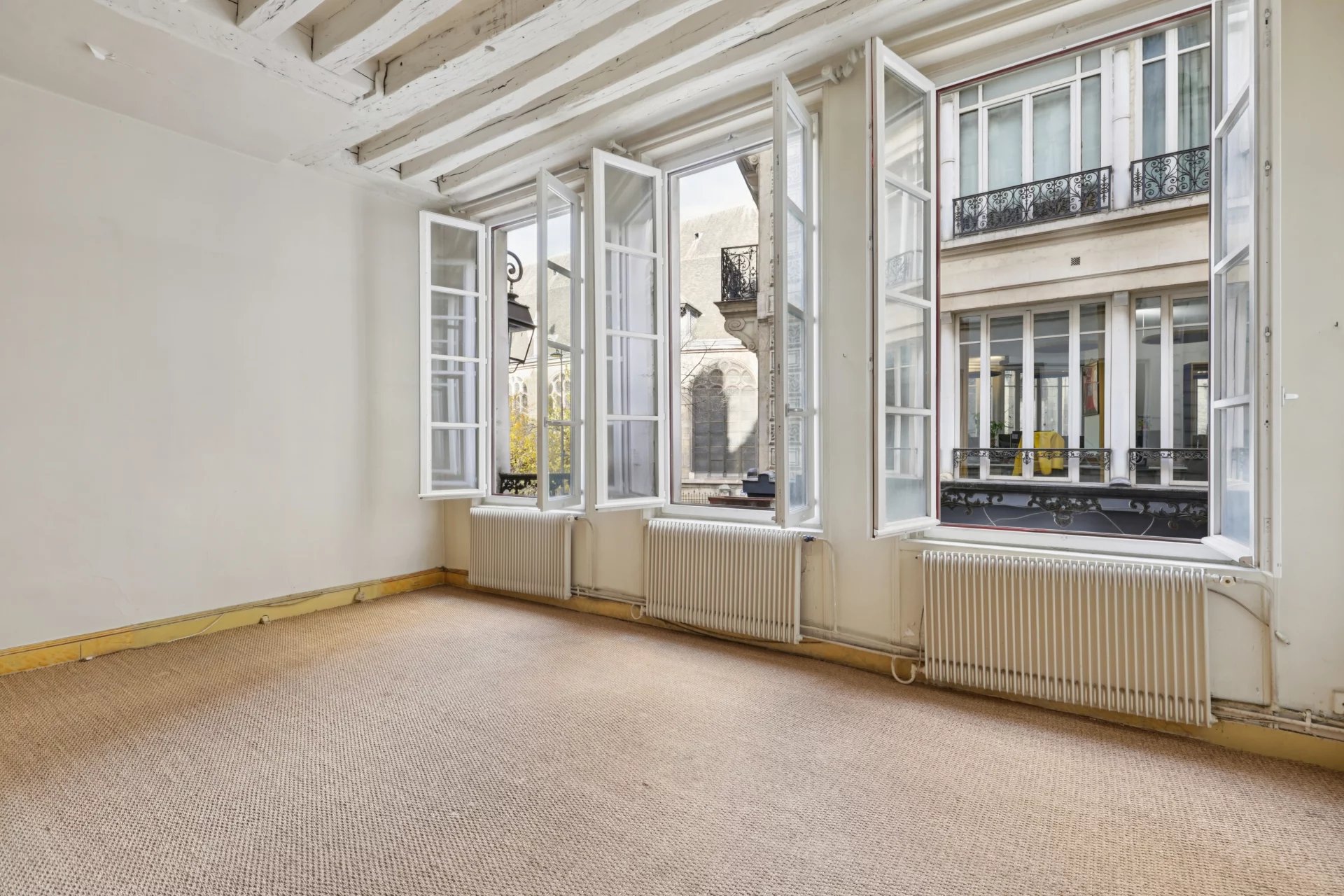 Arts et Métiers - Bel ancien à rénover - 2 chambres