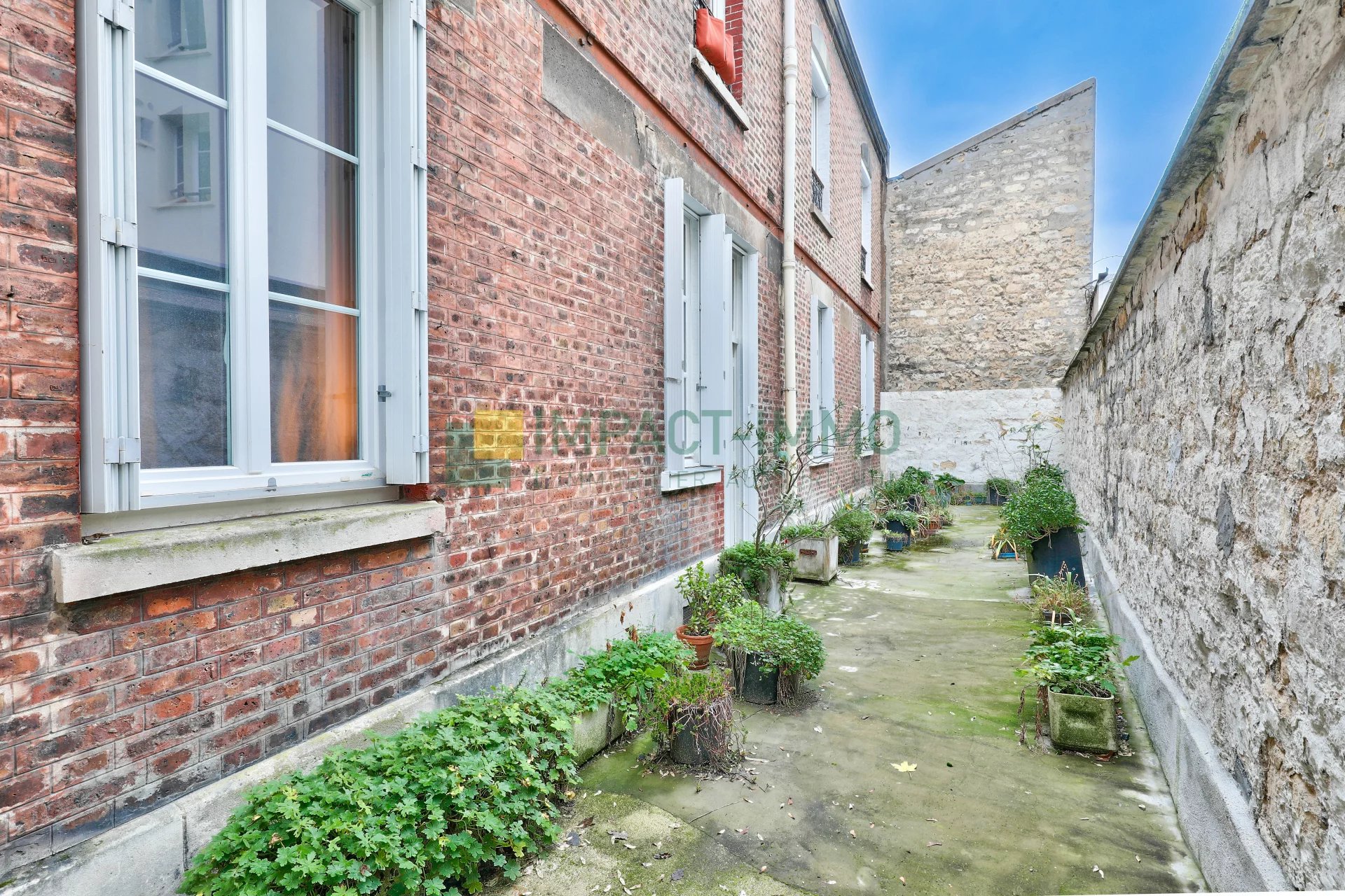 3 pièces avec belle hauteur sous plafond et cour privative de 40m²