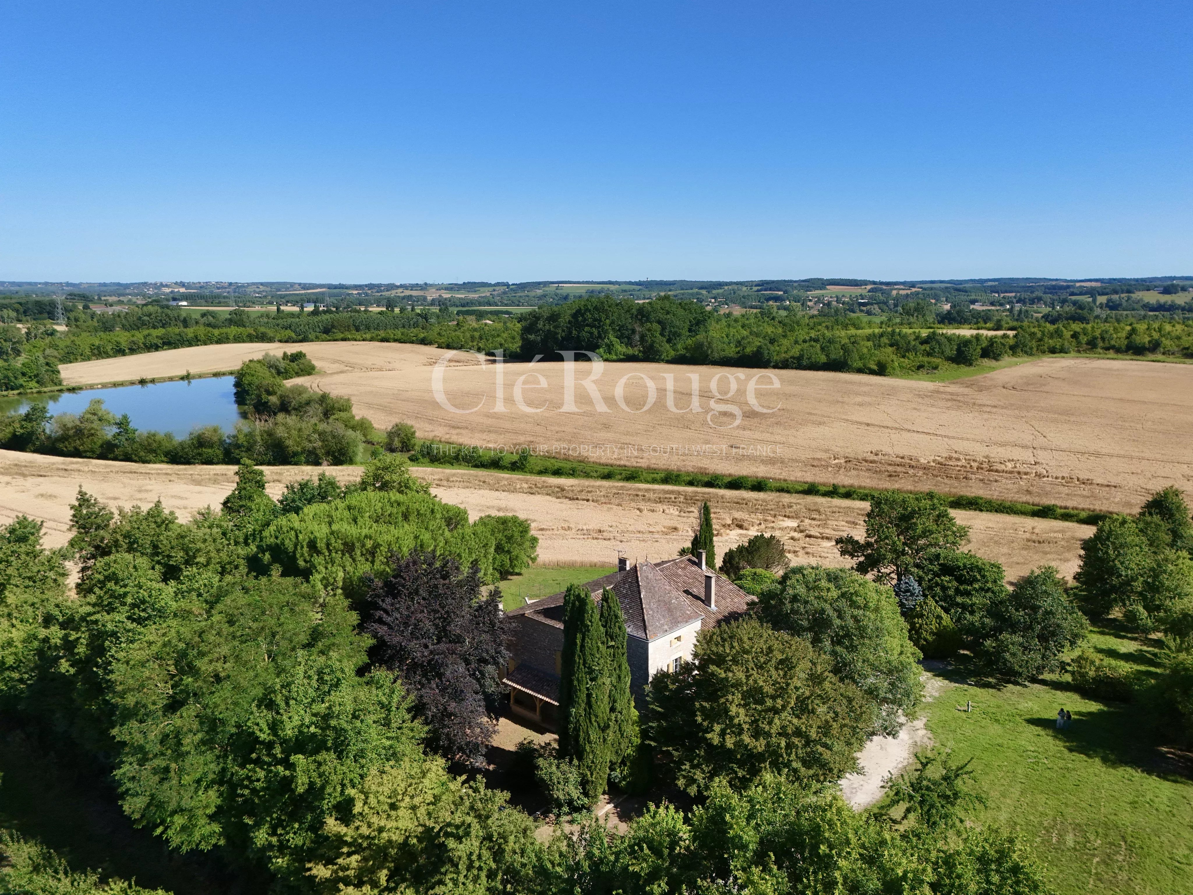 Close to Duras - Characterful and spacious property with swimming pool and stunning views