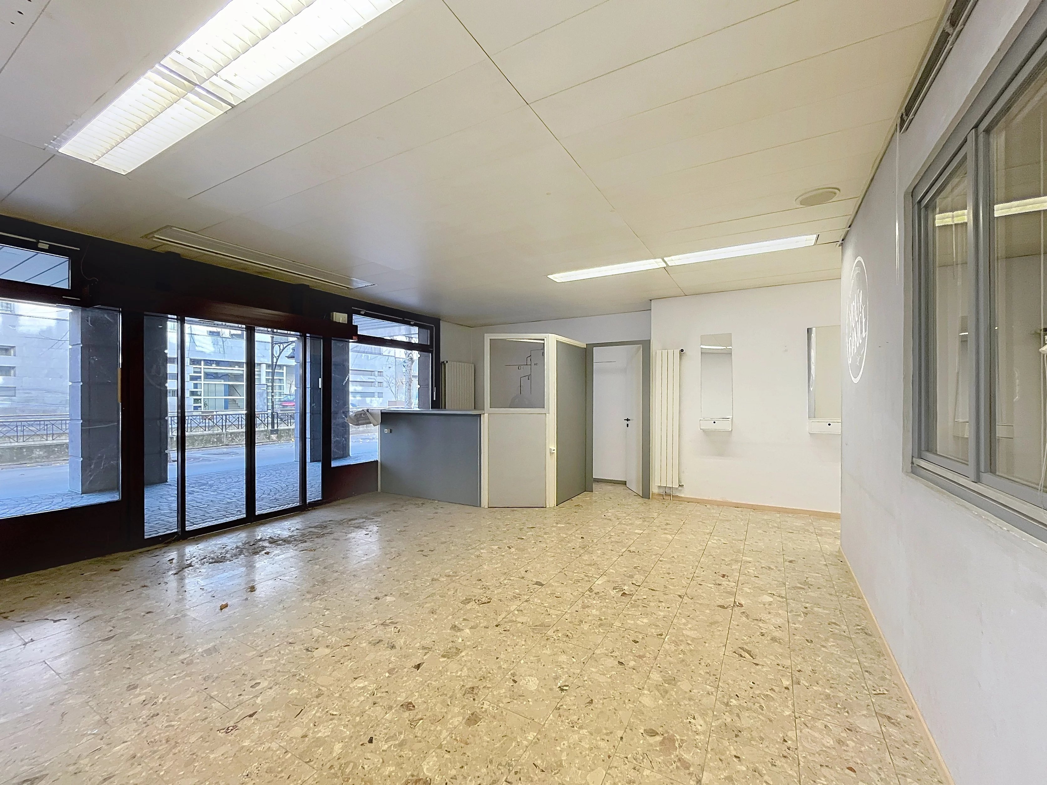 Spacieux local commercial au centre de Sierre - Photo 4