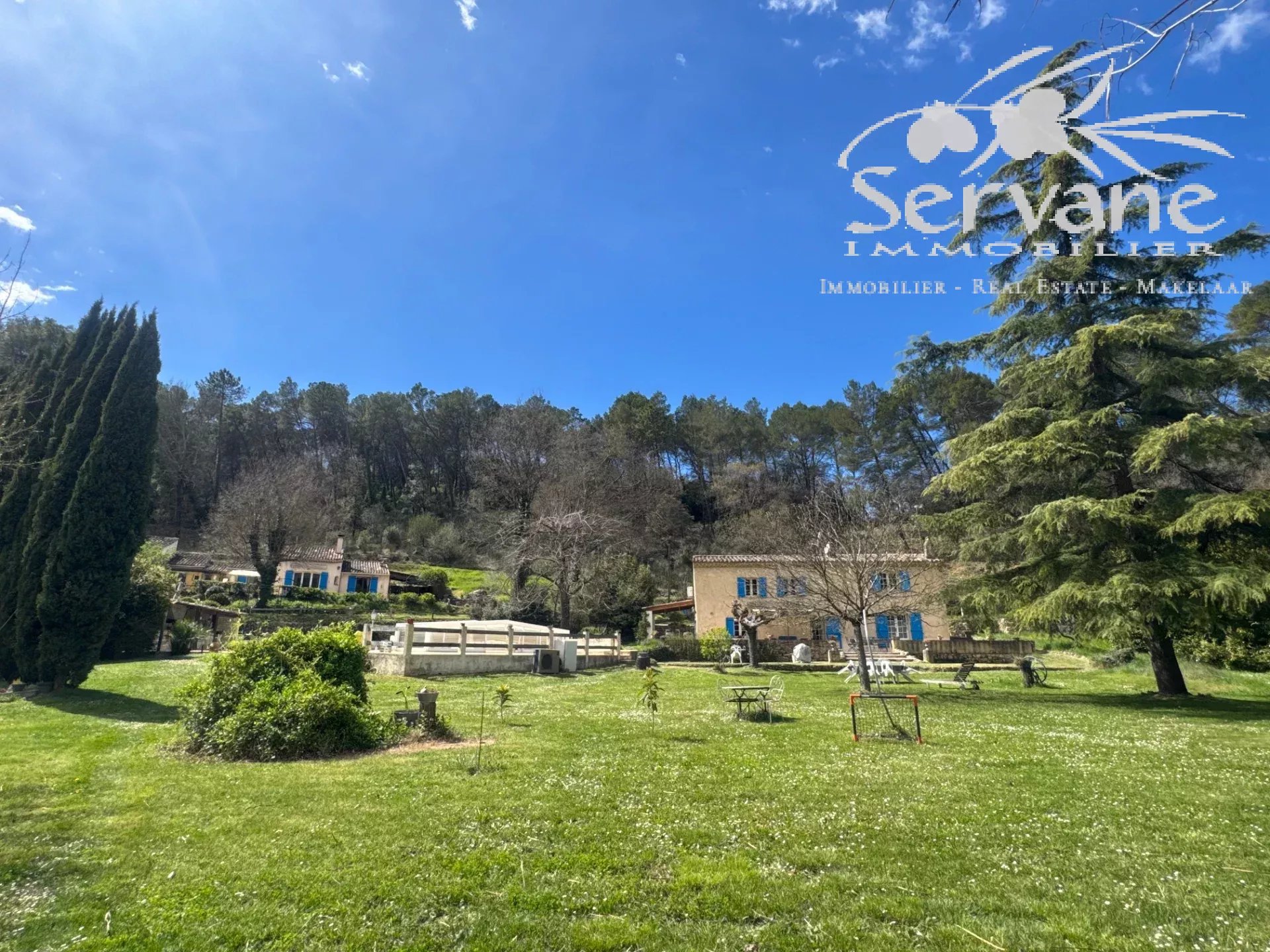 SALERNES Property with strong rental potential: 3 houses and a separate apartment