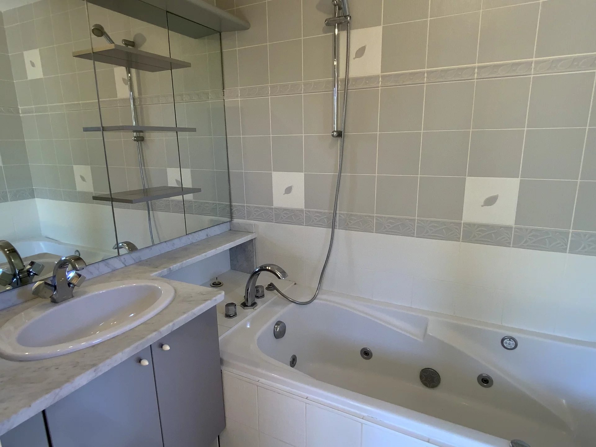 Villa 3 chambres, 3 SdB, jardin, dans résidence piscine - prox. Genève