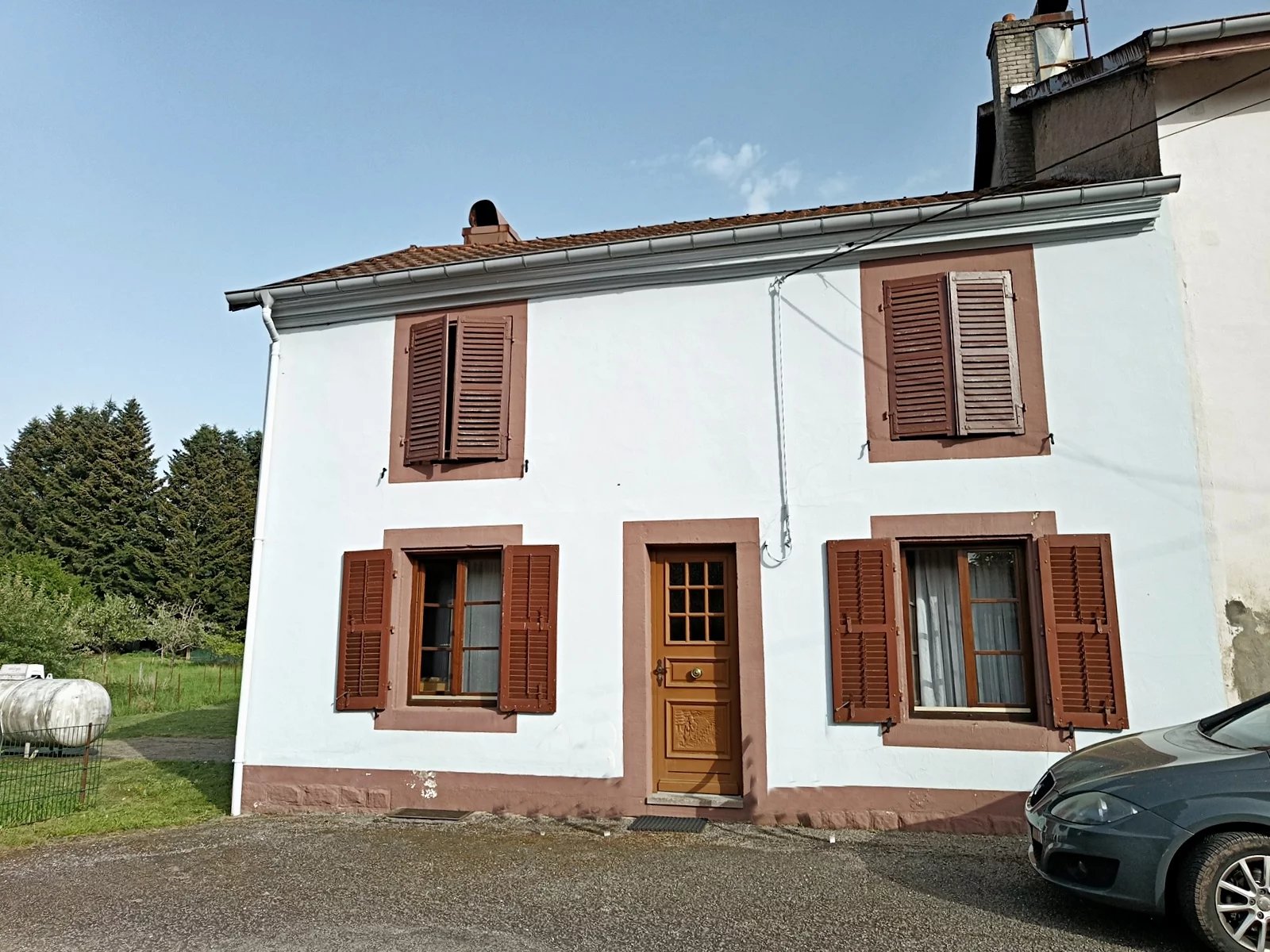 Maison de village mitoyenne avec hangar sur CELLES SUR PLAINE – Environnement calme