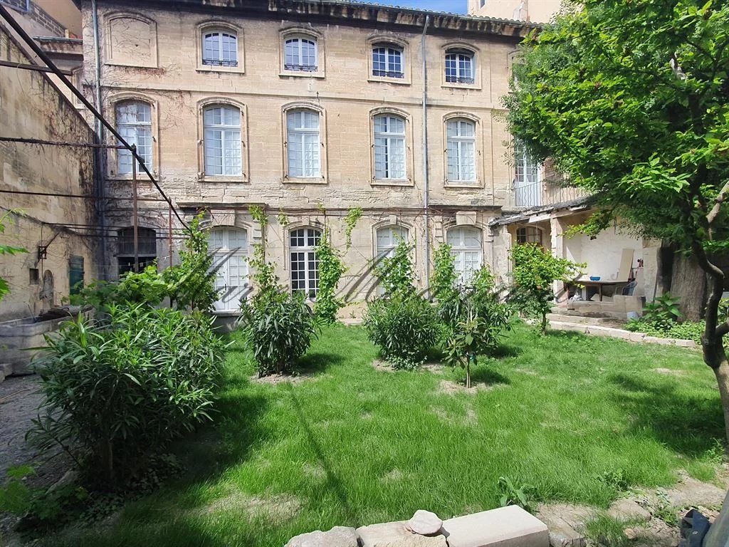 Avignon intra-muros, hôtel particulier avec jardin et garage à r