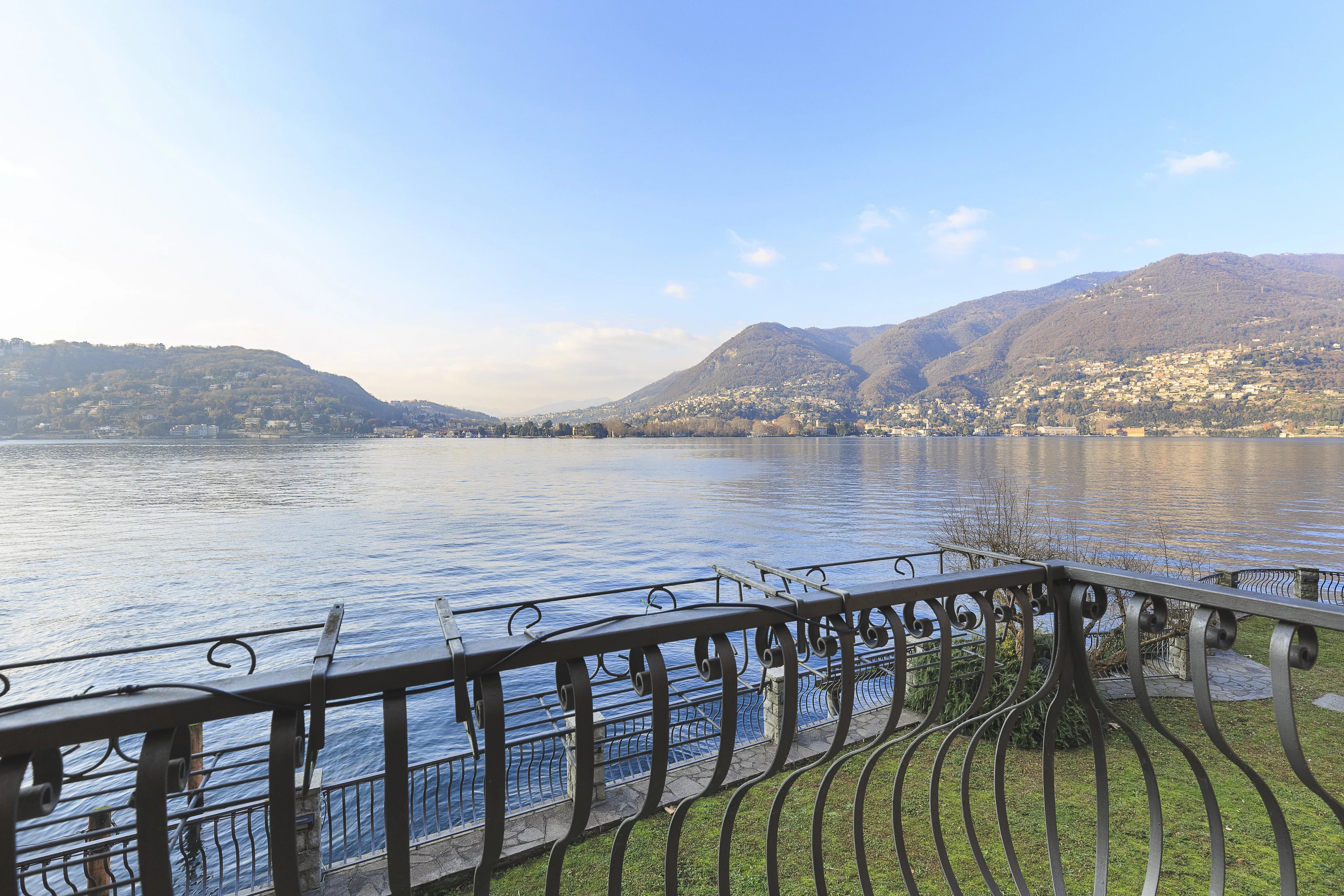 Portion of Villa, pied à l'eau, for sale in Como, on the Lake. - picture 7 title=