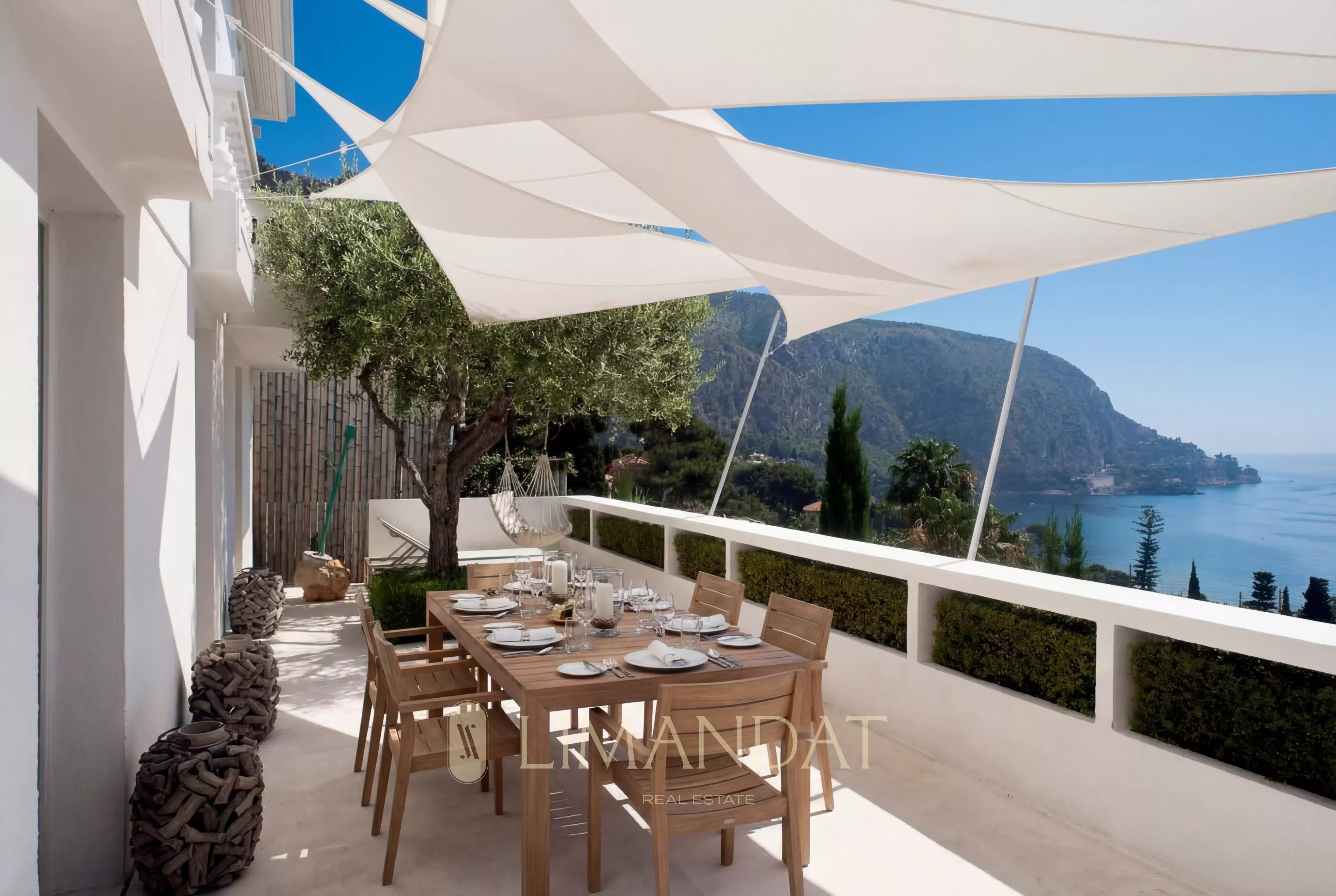 Eze proche Monaco  Villa d'architecte 138 m², vue panoramique mer