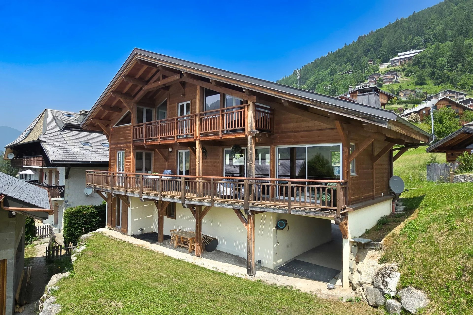 MORZINE - Stylish 5 bedroom chalet in central Morzine Accommodation in Chamonix