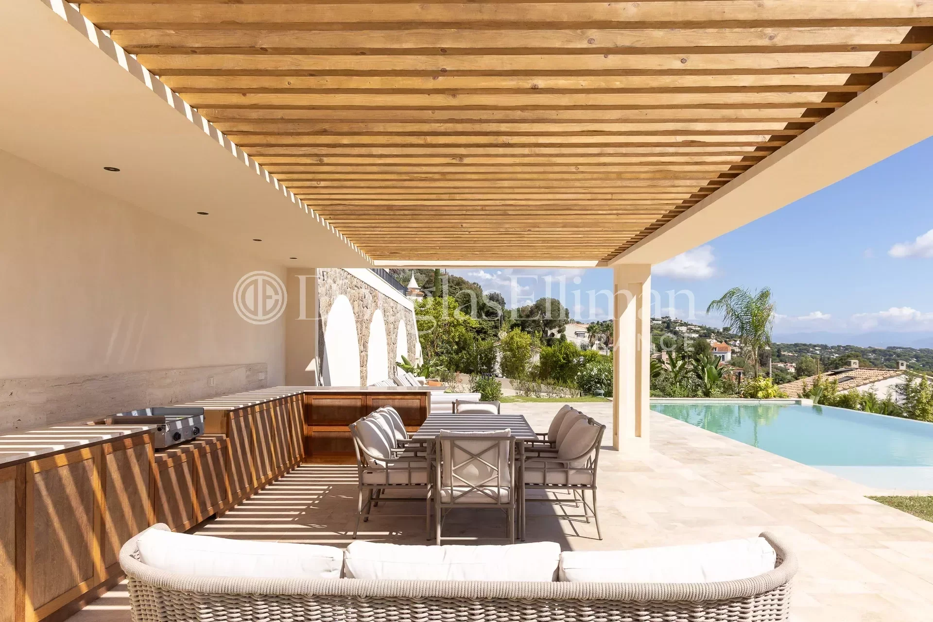 VALLAURIS – GOLFE JUAN – Villa entièrement rénovée avec vue mer & piscine à débordement - Image nᵒ3