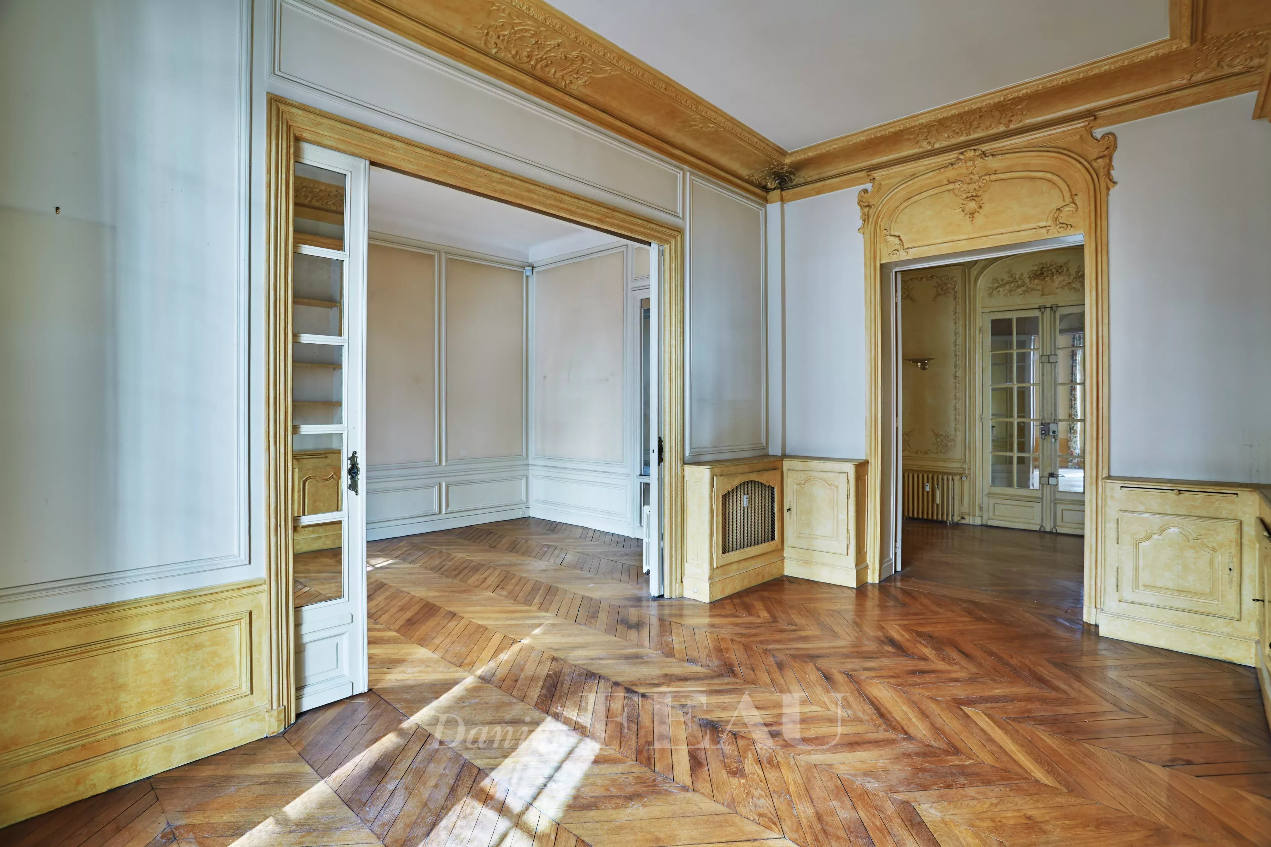 Sale Apartment Paris 8th