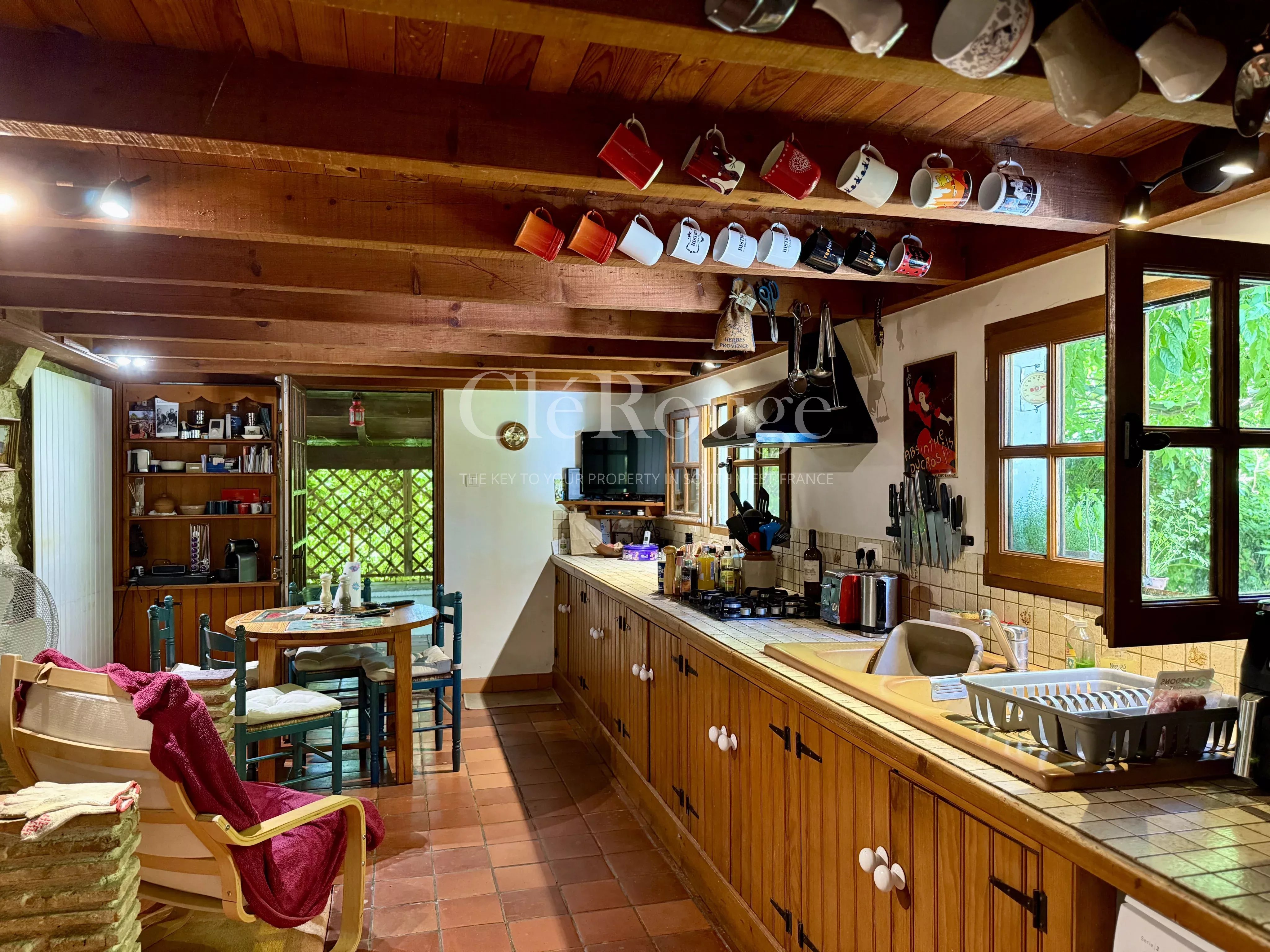 Beautiful property consisting of three houses, barns and swimming pool, just 50 minutes from Bordeaux