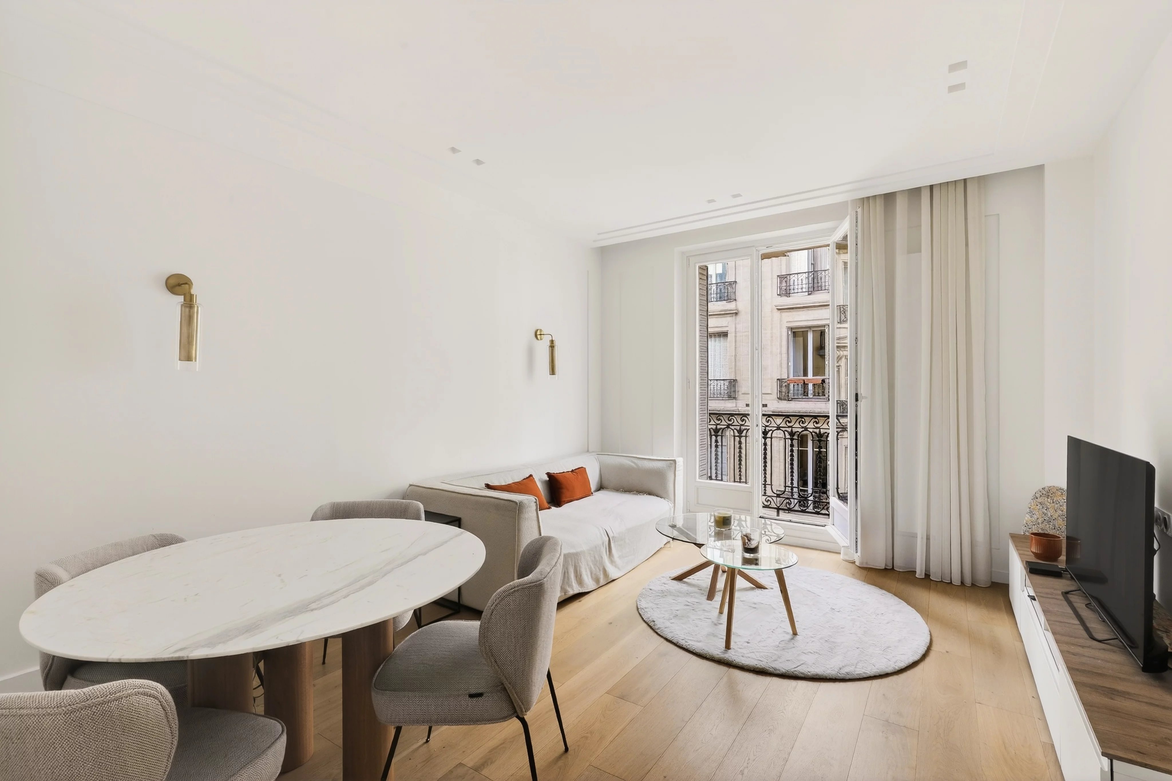 Batignolles– Beautiful renovated crossing apartment