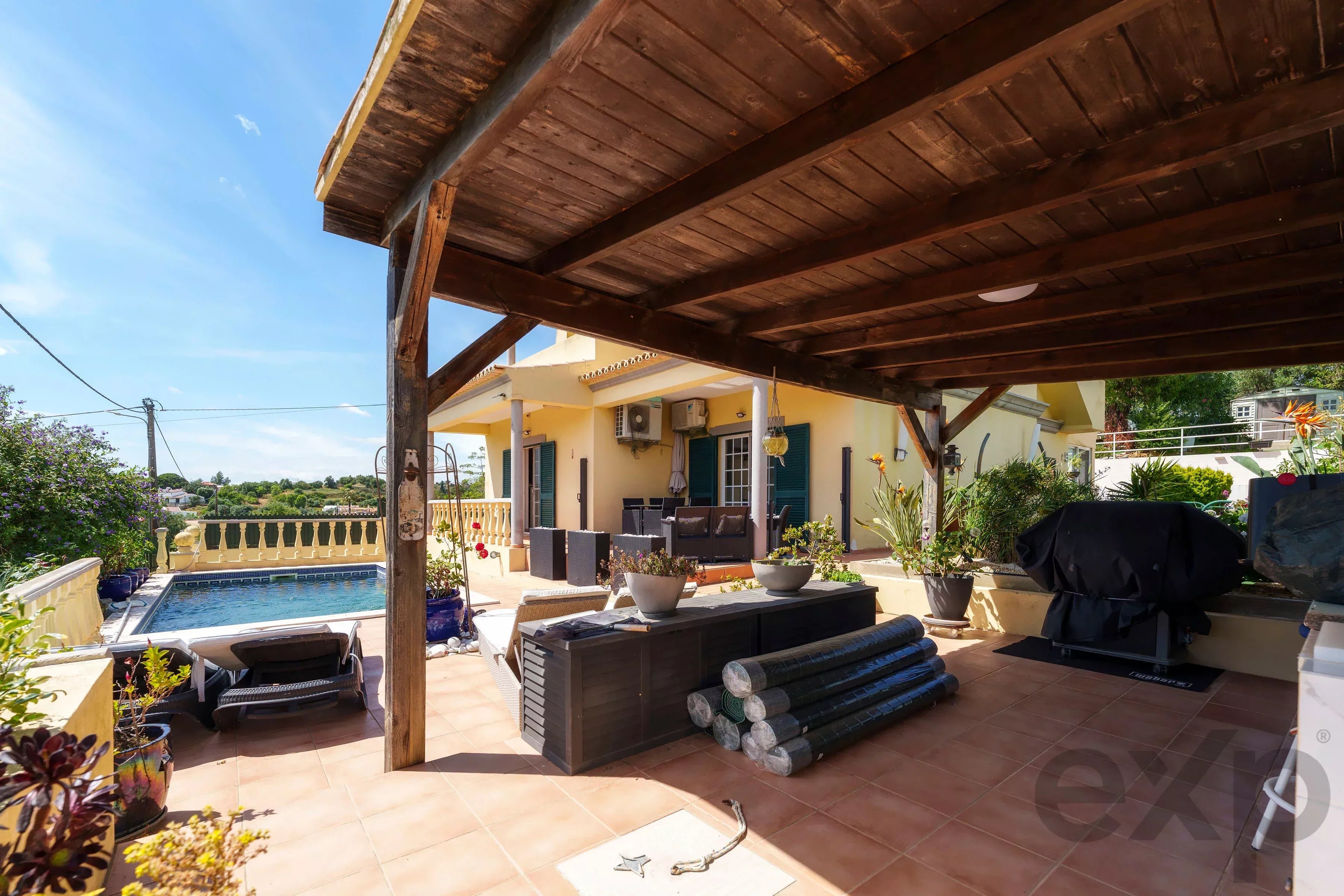 A fantastic, charming 4-bedroom villa with a garden and swimming pool on the outskirts of Olhão 87006245 image 8