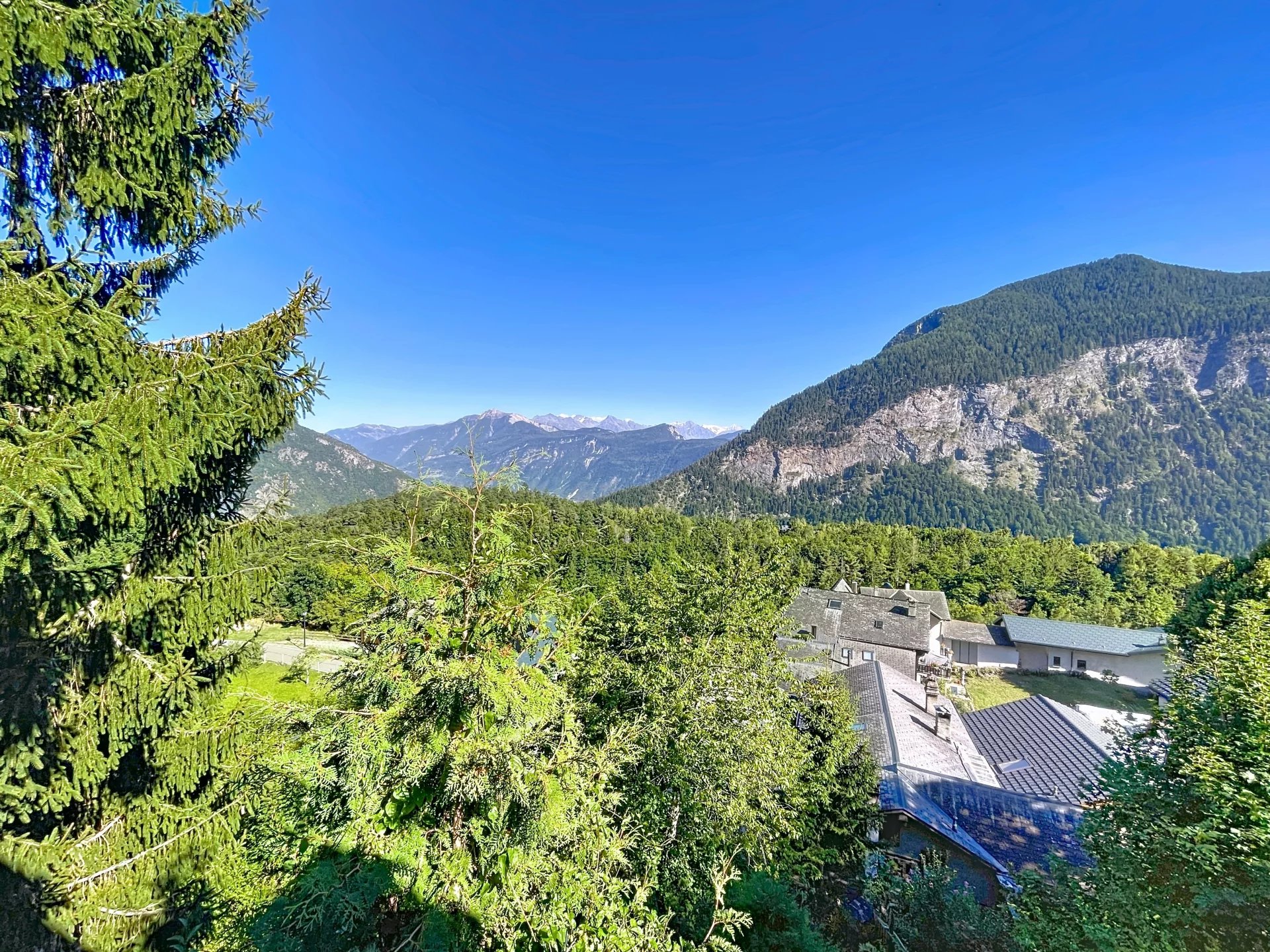 Maison dans un écrin de verdure