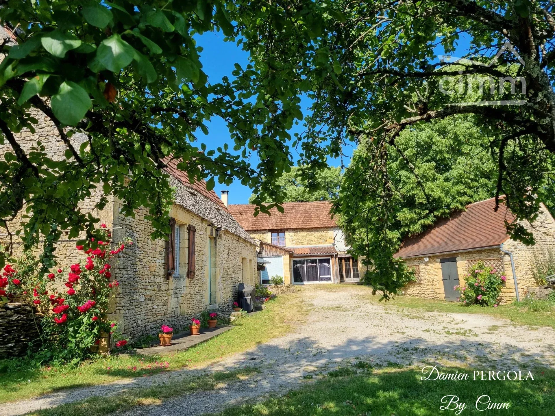 Propriété de caractère avec 5 suites, grange et hangar au cœur du Périgord Noir