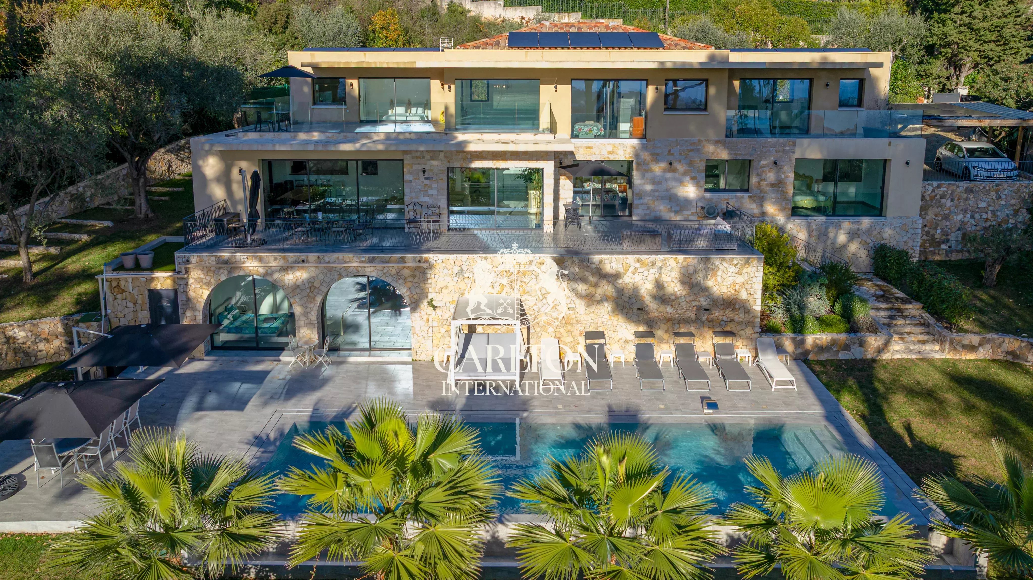 Villa contemporánea con prestaciones de alta gama y vistas panorámicas al mar